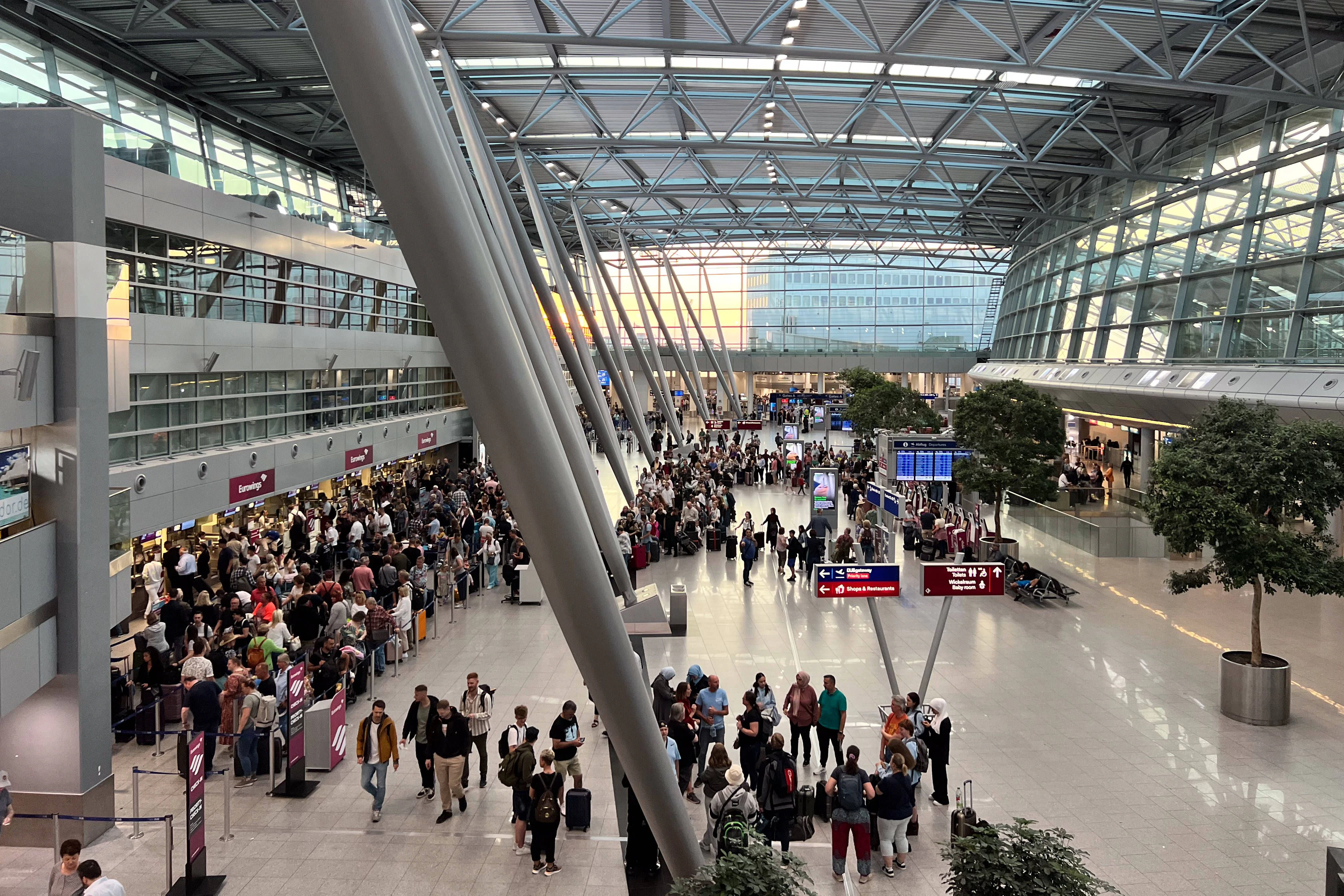 In Düsseldorf mussten Passagiere bis zu zwei Stunden warten.  