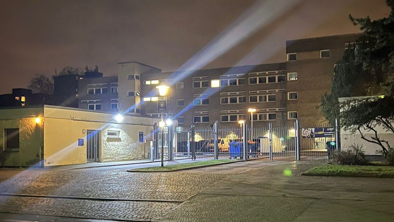 Explosion an Polizeigelände: Zwei Beamte schwer verletzt