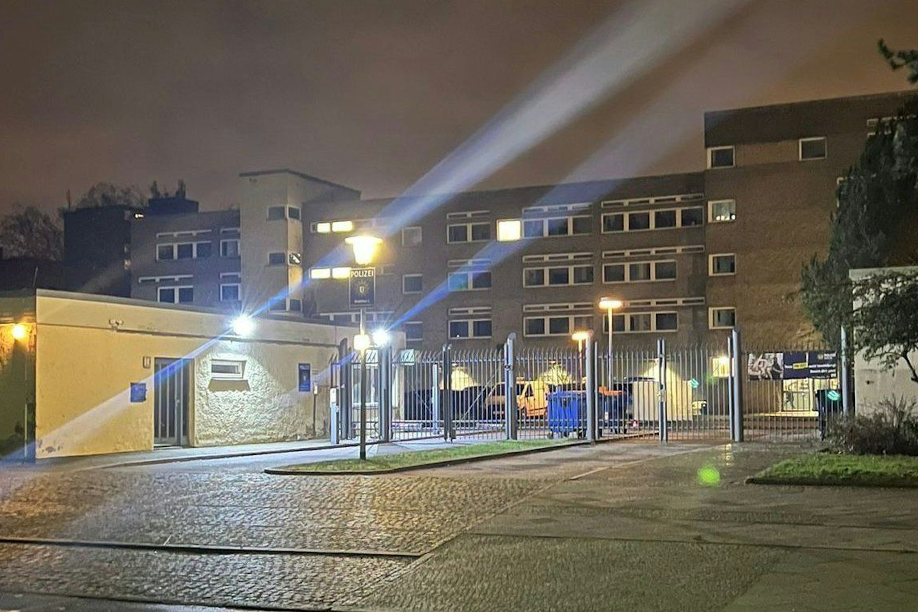 Am Donnerstagabend gegen 20:20 Uhr kam es an der Umzäunung unseres Polizeiabschnitts 12 in Wittenau zu einem schweren Sicherheitsvorfall, bei dem zwei Polizisten während eines routinemäßigen Sicherheitsgangs zum Teil schwer verletzt wurden, als ein unbekannter Gegenstand explodierte.