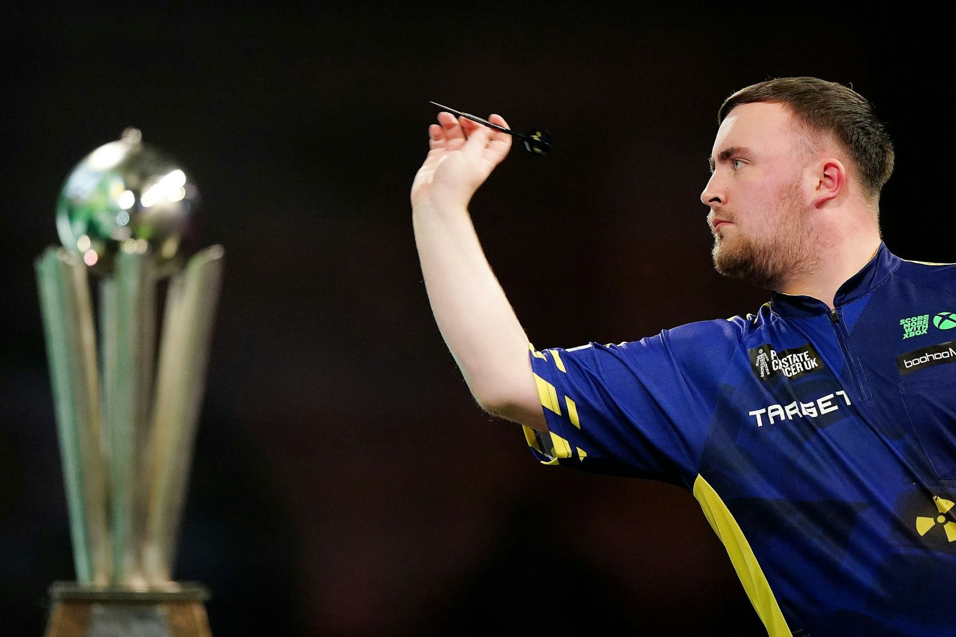 Holt sich die  Sid-Waddell-Trophy: Luke Littler. 