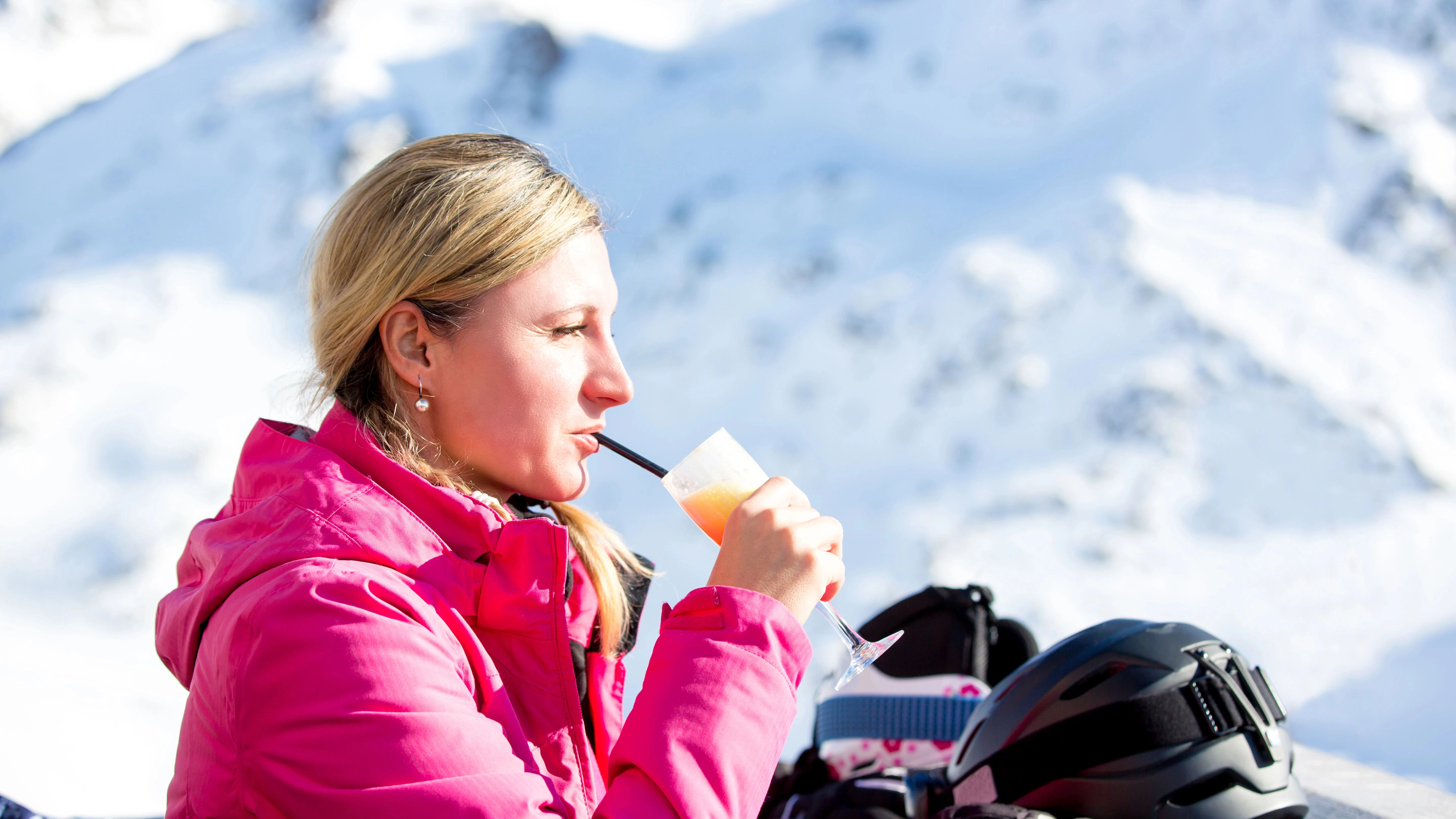 Heiße Oma ist besonders bei Skifahrern beliebt, deshalb wird das Kultgetränk auch Loipenmilch genannt.