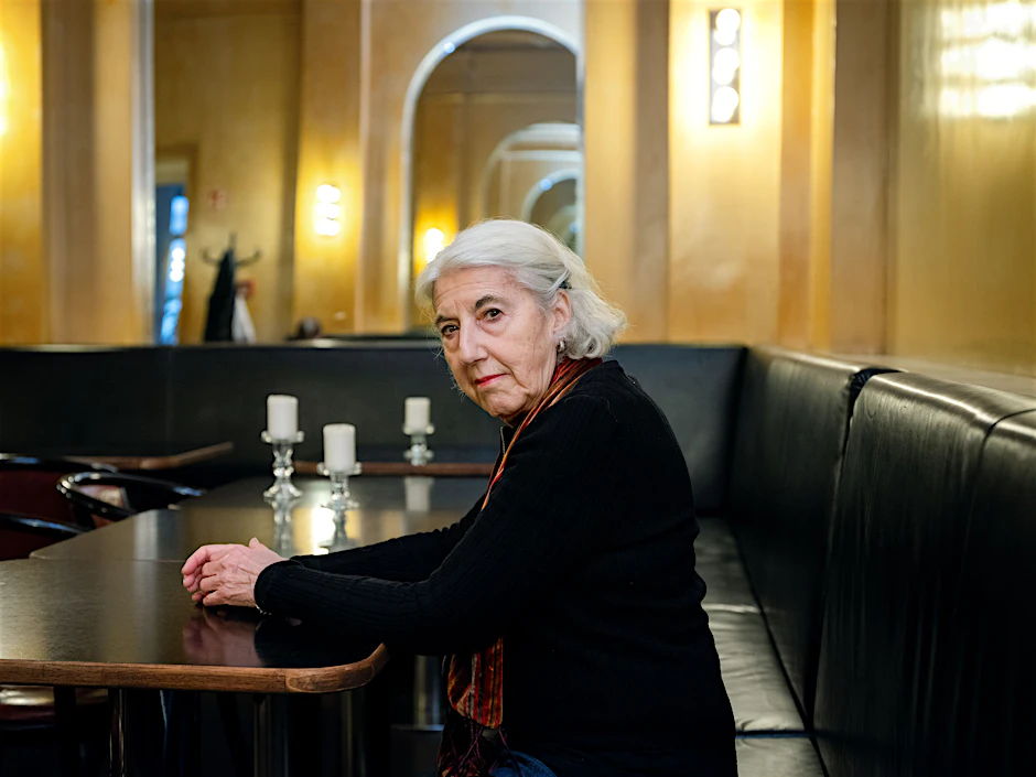 Die Regisseurin Wera Herzberg hat für den Heimathafen Neukölln ein Stück über ihre Mutter gemacht, die als kommunistische Jüdin den Holocaust überlebt hat und in der DDR als Staatsanwältin arbeitete: „Heimweh wonach. Eine unerzählte Geschichte“