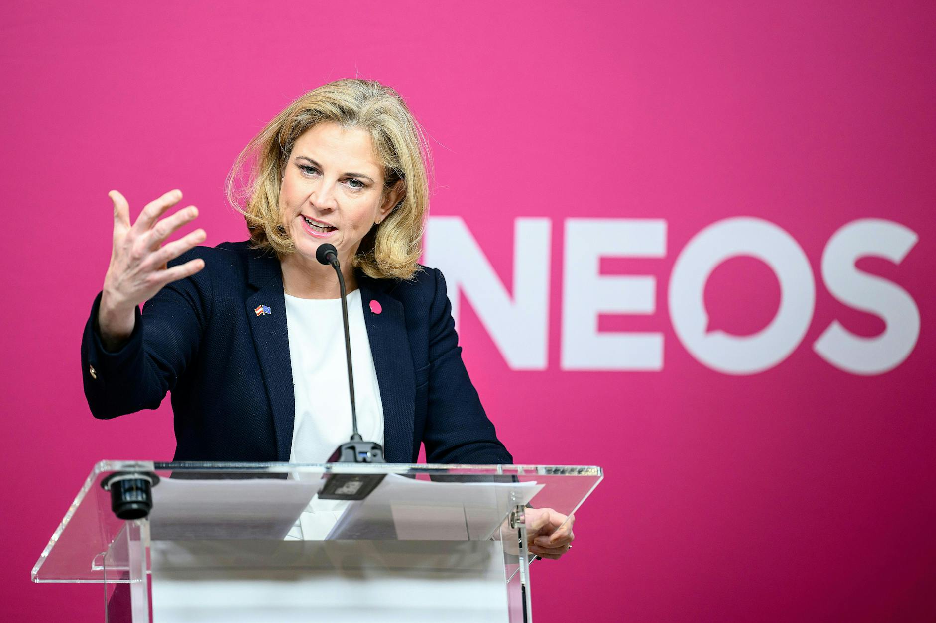 Neos-Parteichefin Beate Meinl-Reisinger spricht bei einem Pressestatement zu den Koalitionsverhandlungen in Wien.