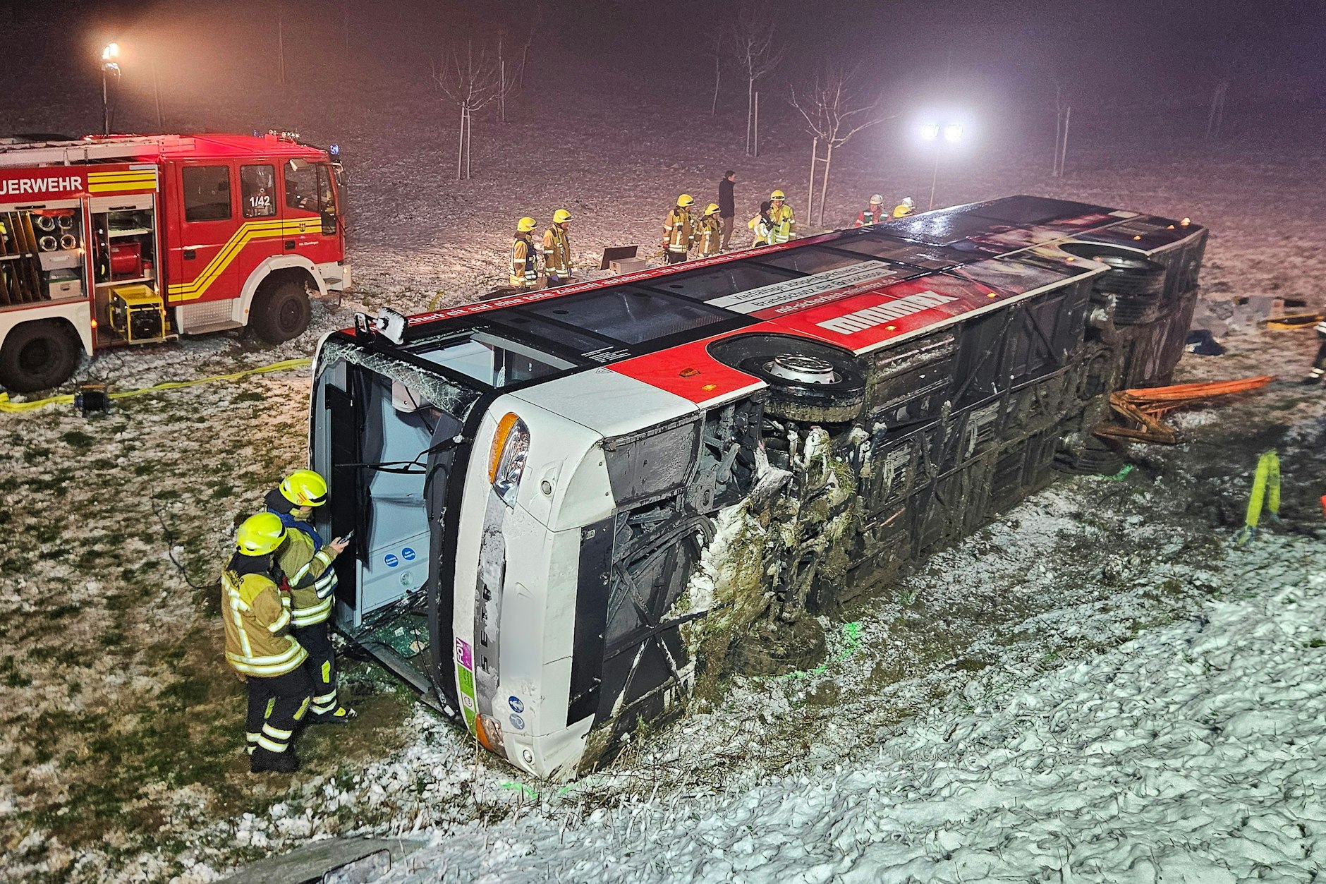 In Hemmingen (Baden-Württemberg) kam es zu einem schweren Bus-Unfall. Mehrere Menschen wurden verletzt. Eines der Opfer wurde eingeklemmt.