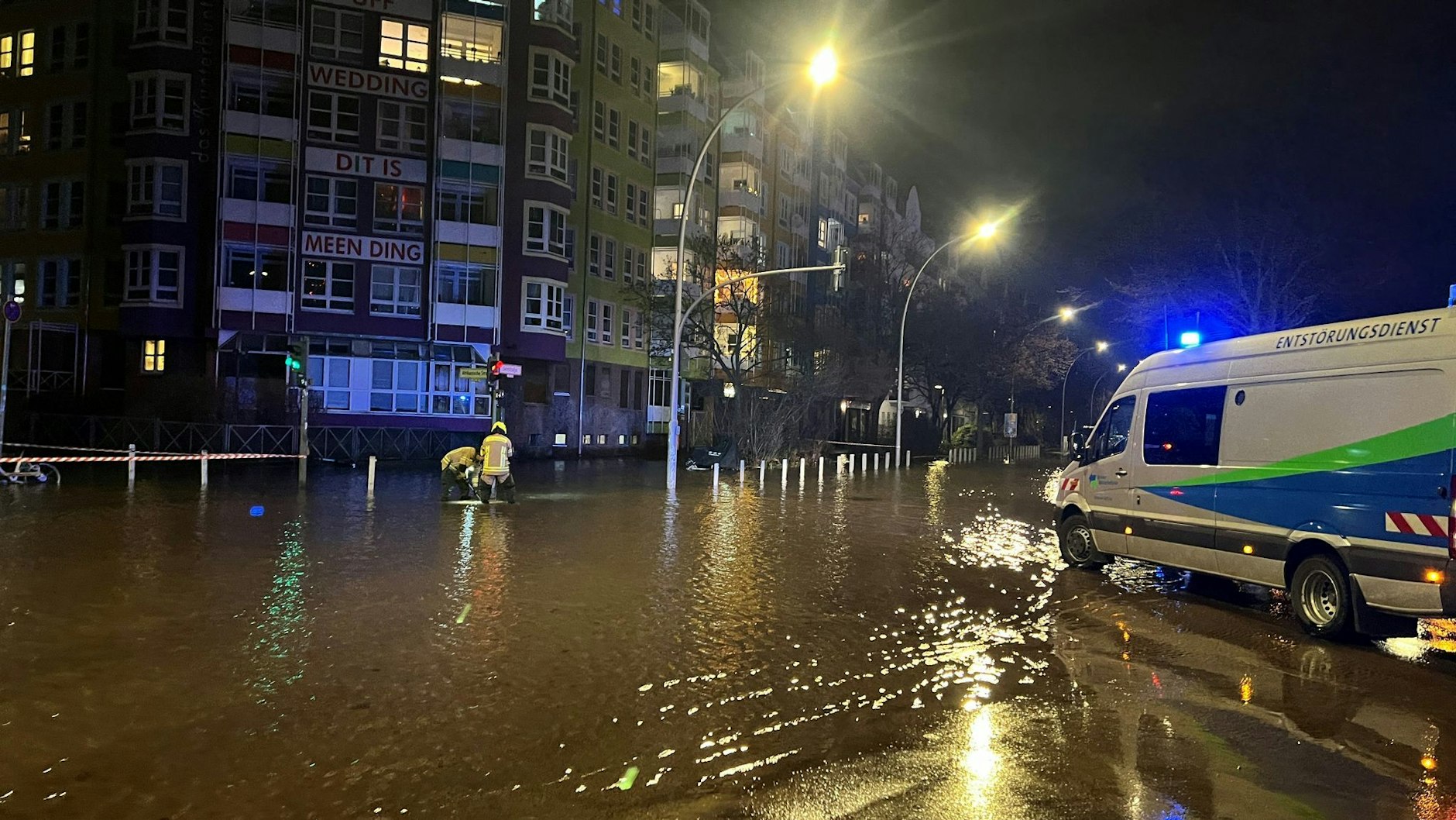 Ein Fahrzeug vom Entstörungsdienst der Berliner Wasserbetriebe steht an der Seestraße. In weiten Teilen Berlins ist am Silvesterabend das Wasser ausgefallen.