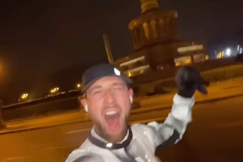 „Was ein Jahresabschluss!“ Dominik Stroh (24) startete das Jahr 2025 mit einem Lauf über 50 Kilometer rund um die Siegessäule.