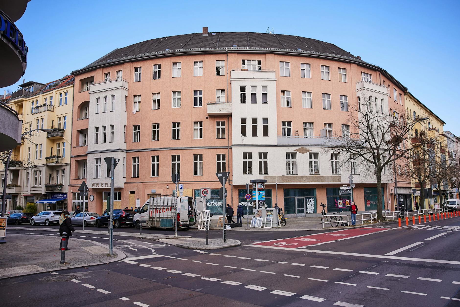Blick auf Gebäude Vorbergstraße in Schöneberg. Durch die Explosion einer Kugelbombe am Silvesterabend waren zahlreiche Scheiben des Gebäudes zu Bruch gegangen.