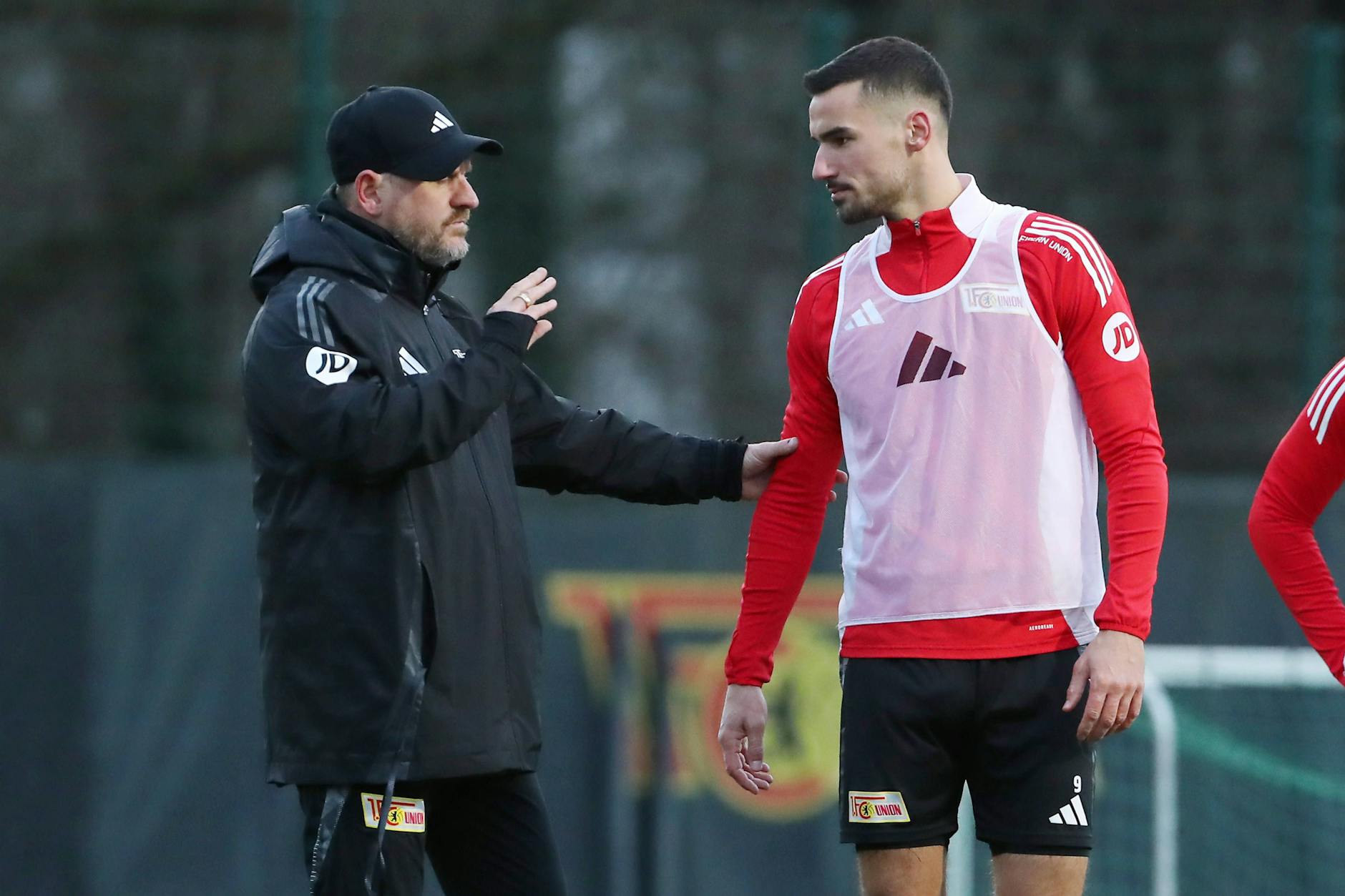 Union-Trainer Steffen Baumgart sucht in den ersten Einheiten direkt mehrfach das Gespräch mit Stürmer Ivan Prtajin (28).