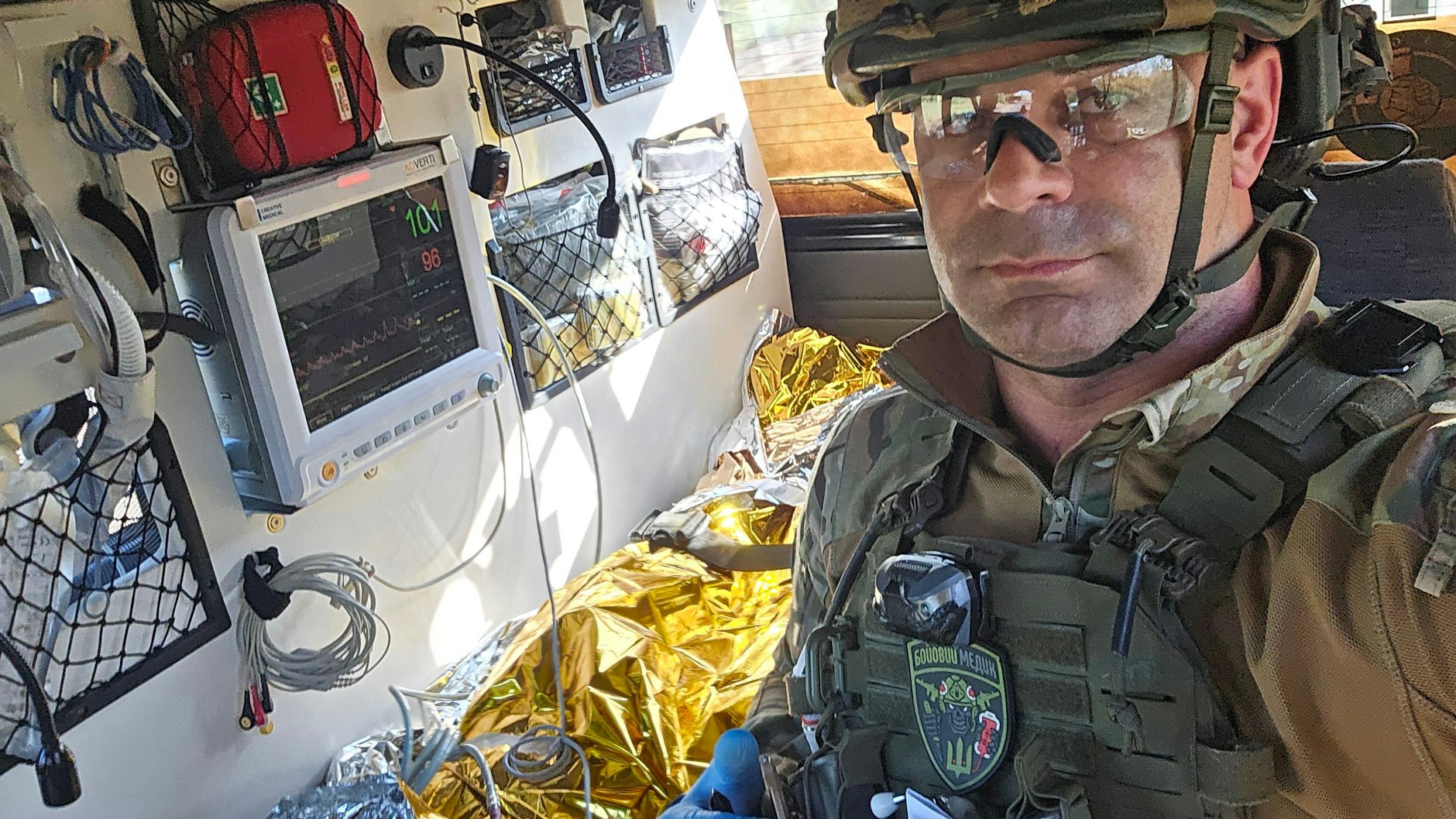 Rettungssanitäter Michael macht keinen Unterschied zwischen verwundeten Ukrainern oder Russen – allen wird gleichermaßen geholfen.