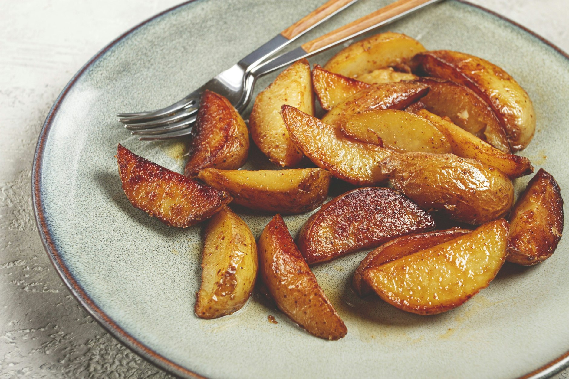 Knusprige Ofenkartoffeln sind ein echter Klassiker, egal ob als Beilage oder Snack.