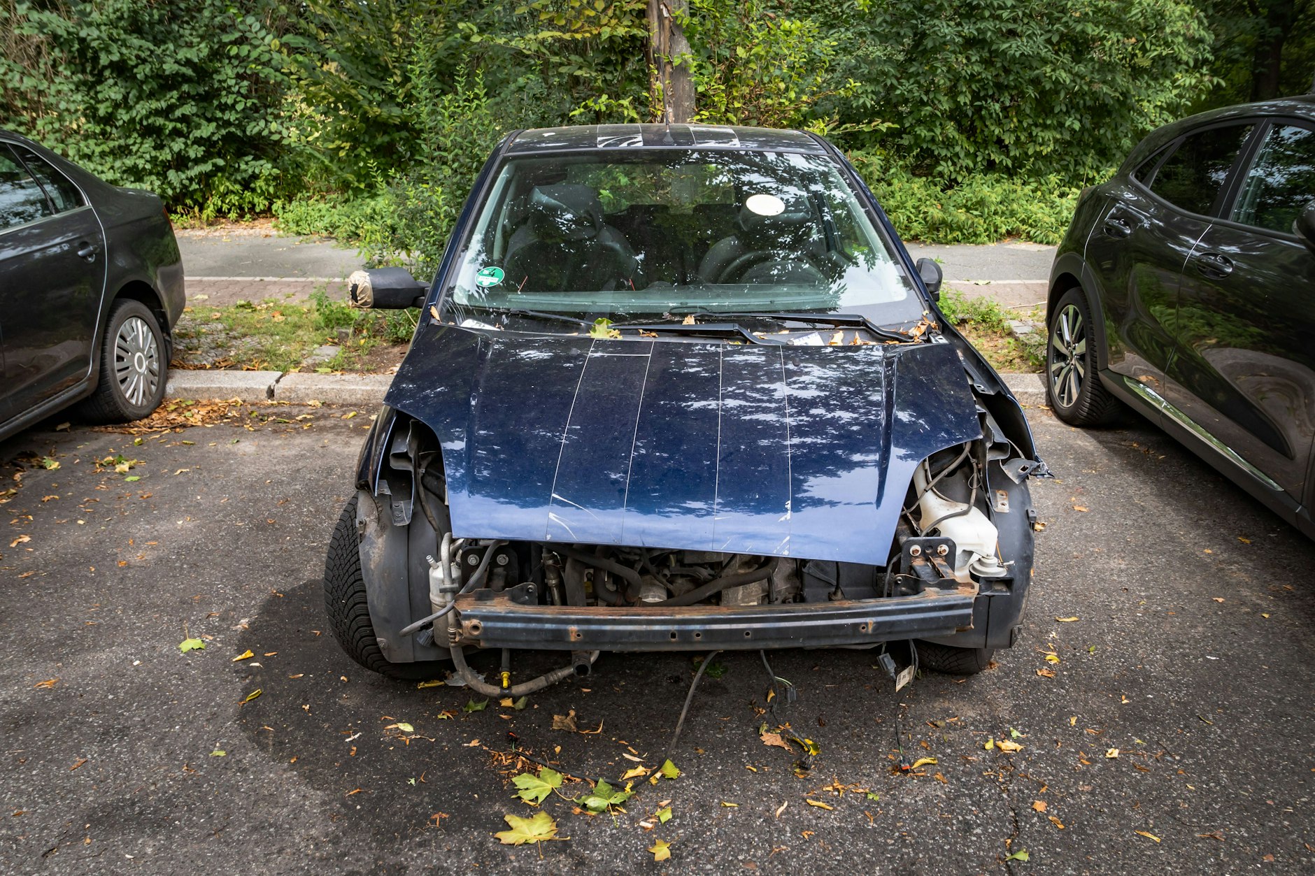 Mit Unfallschaden: Dieses Auto gammelte im August im Wedding vor sich hin.