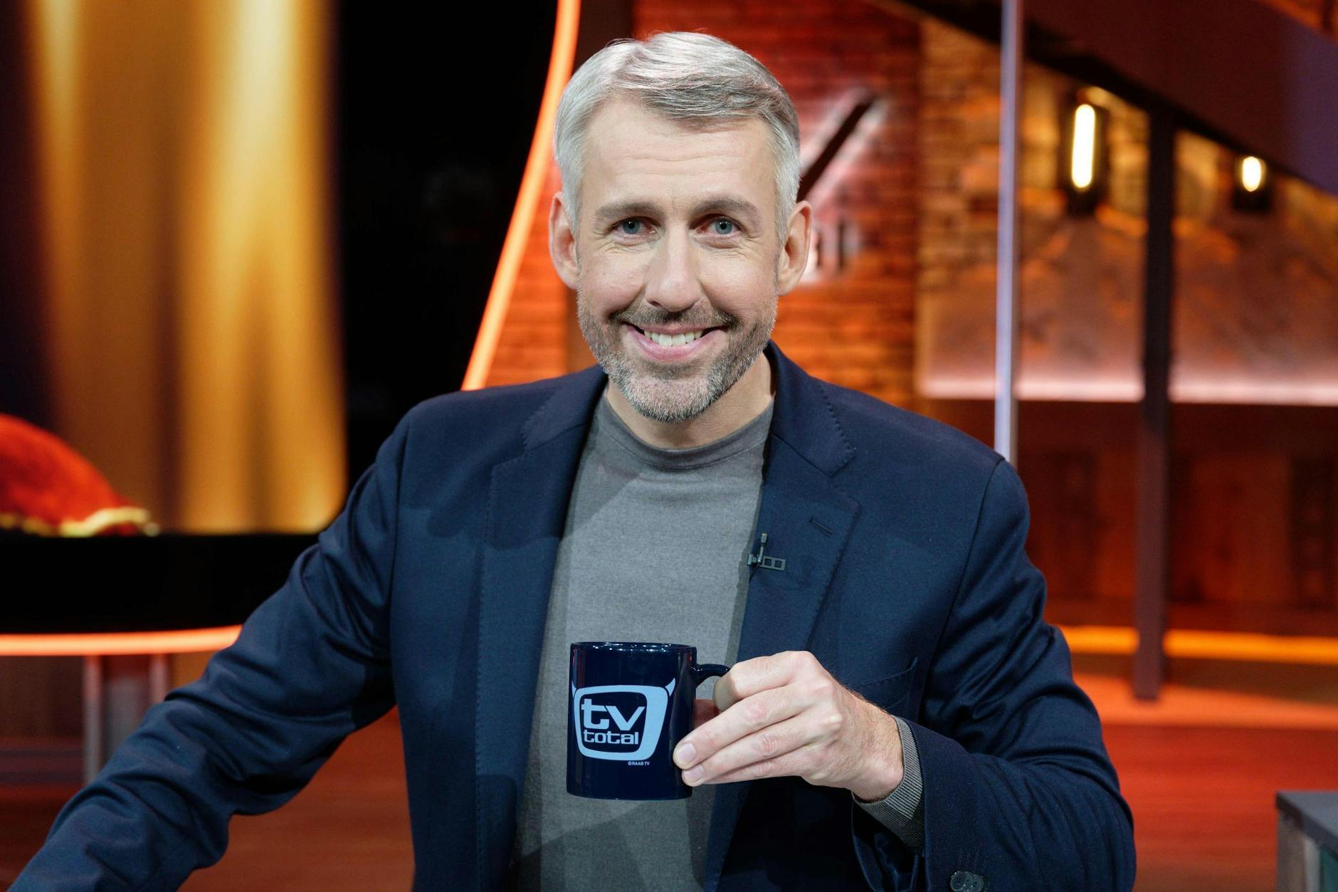 Der Entertainer Sebastian Pufpaff sitzt nach der Aufzeichnung der ersten Sendung der wieder aufgenommenen ProSieben-Comedyshow „TV total“ im Studio.