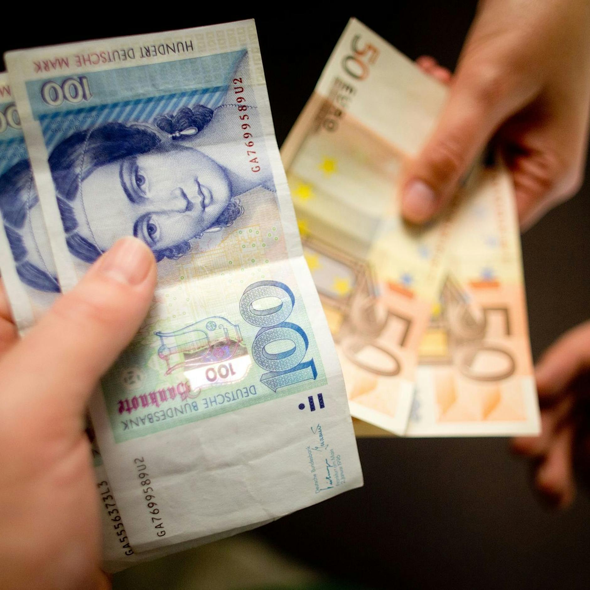 Woher stammen die Altbestände? D-Mark im Wert von 3,92 Millionen in Berlin gewechselt