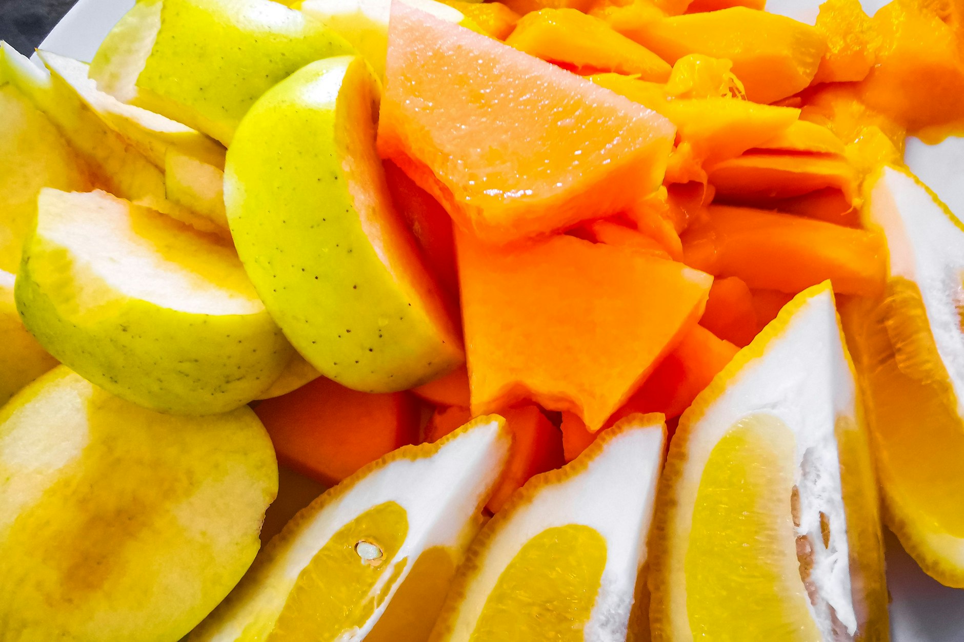 Grundsätzlich gilt Obst als sehr gesund. Die Früchte enthalten wichtige Nährstoffe wie Vitamin C, Folat, Kalium und auch Ballaststoffe.