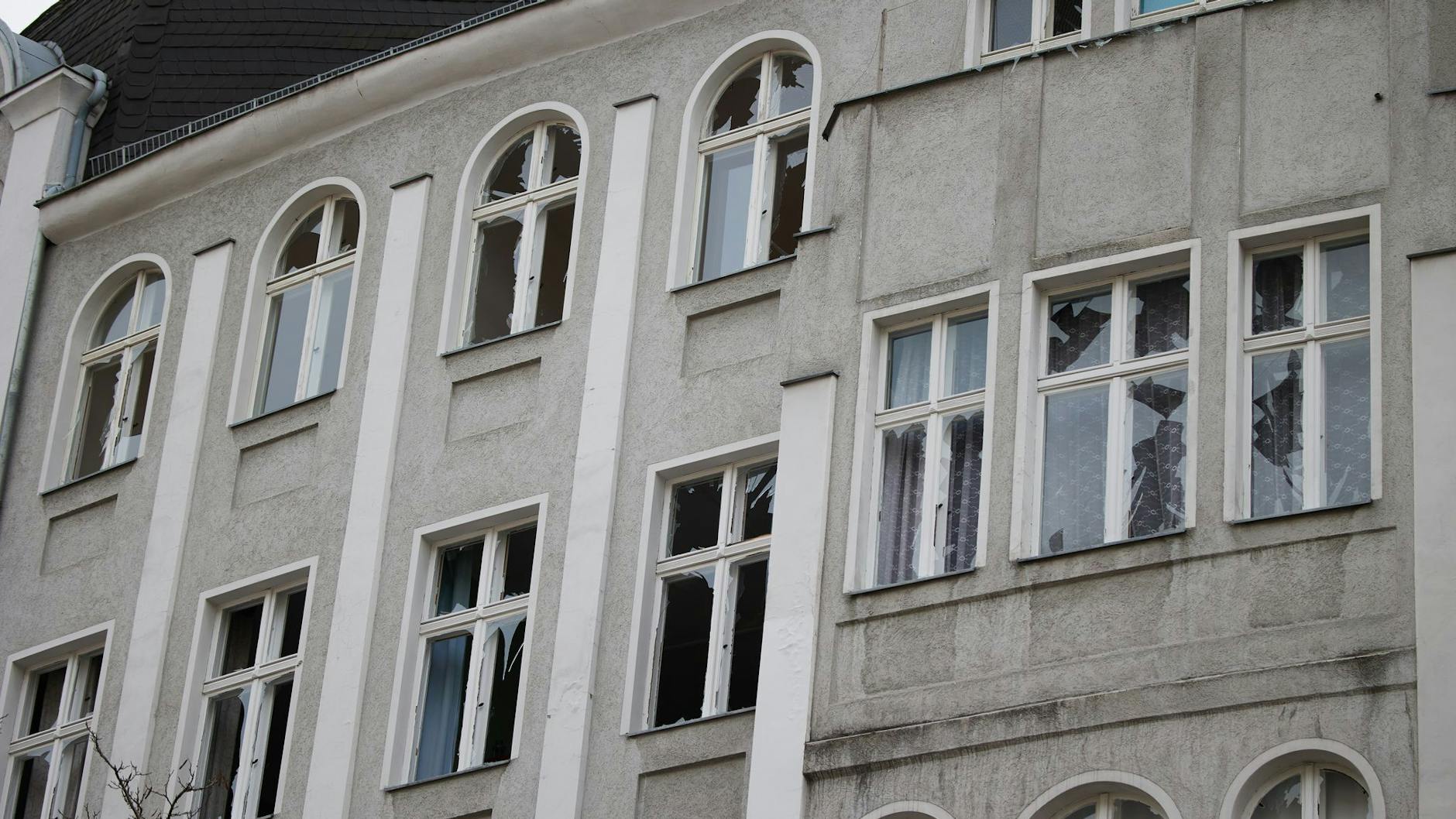 Durch die Explosion einer Kugelbombe in Schöneberg gingen in diesem Gebäude in der Vorbergstraße auf mehreren Etagen Fensterscheiben zu Bruch.