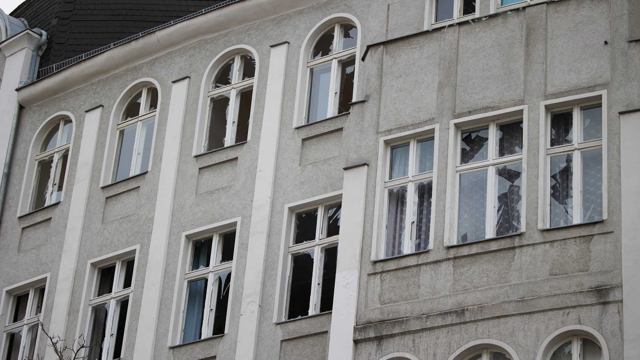 Durch die Explosion einer Kugelbombe in Schöneberg gingen in diesem Gebäude in der Vorbergstraße auf mehreren Etagen Fensterscheiben zu Bruch.