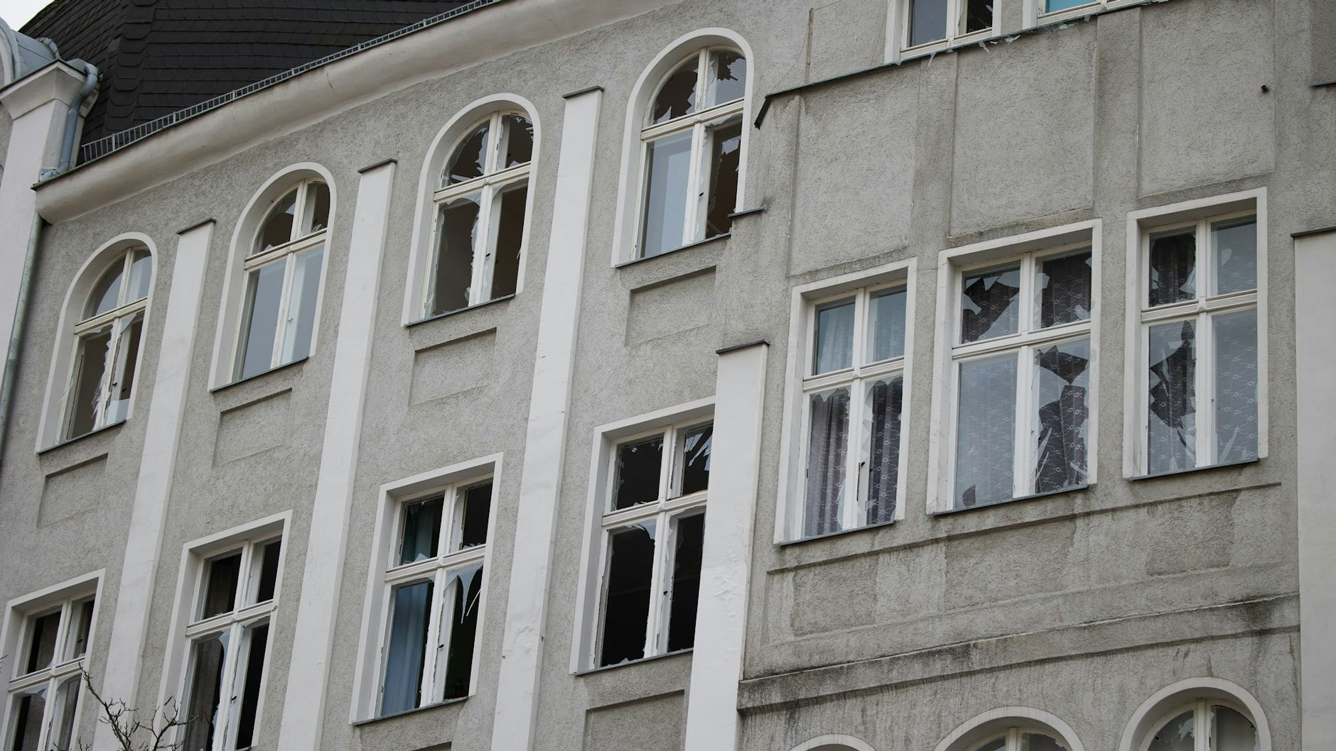 Durch die Explosion einer Kugelbombe in Schöneberg gingen in diesem Gebäude in der Vorbergstraße auf mehreren Etagen Fensterscheiben zu Bruch.