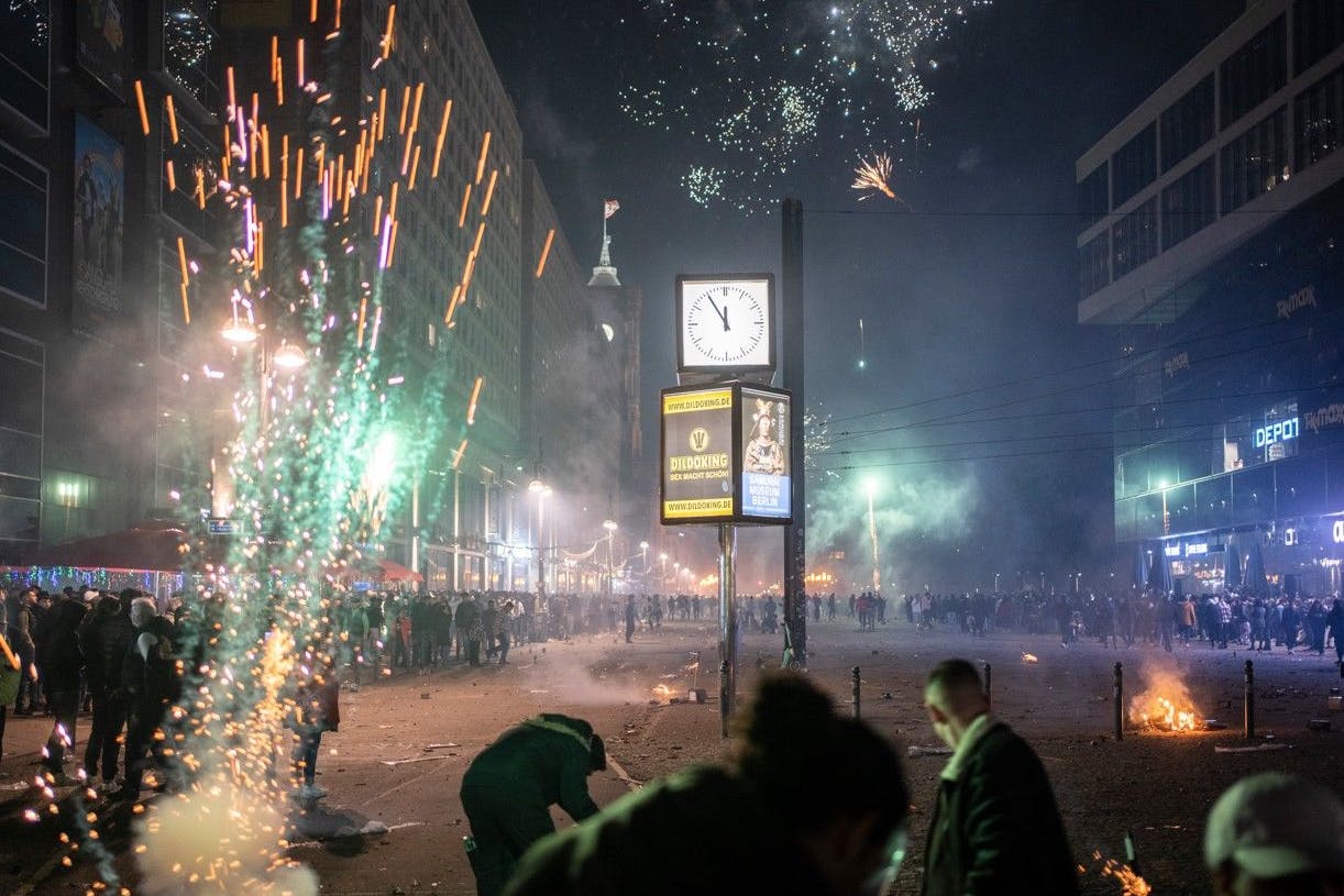 Berlin: Silvesterraketen werden gezündet.