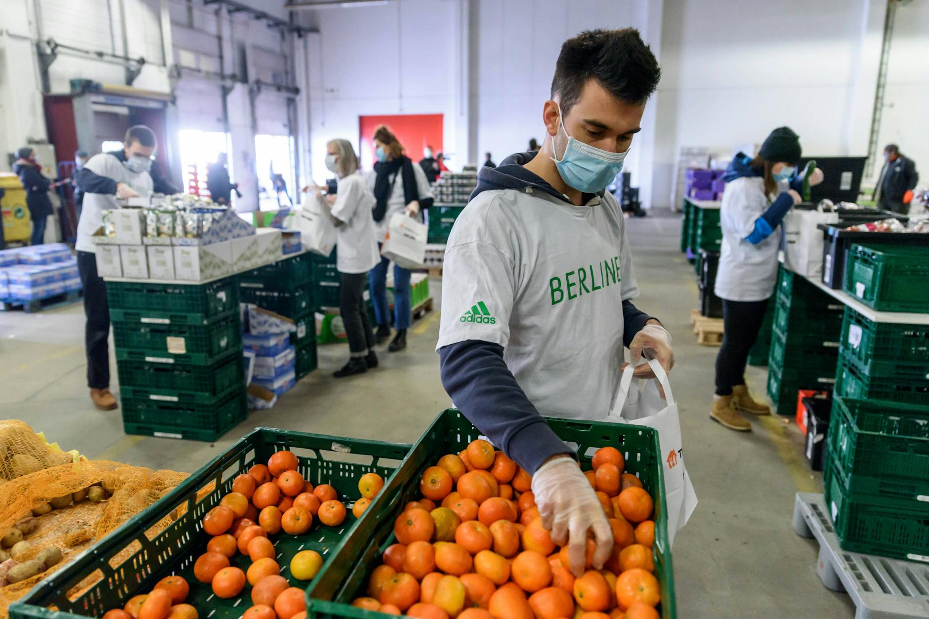 Auch Bürgergeld-Empfänger sind zur Arbeit verpflichtet, zum Beispiel sollen sie bei der Tafel mit anpacken.