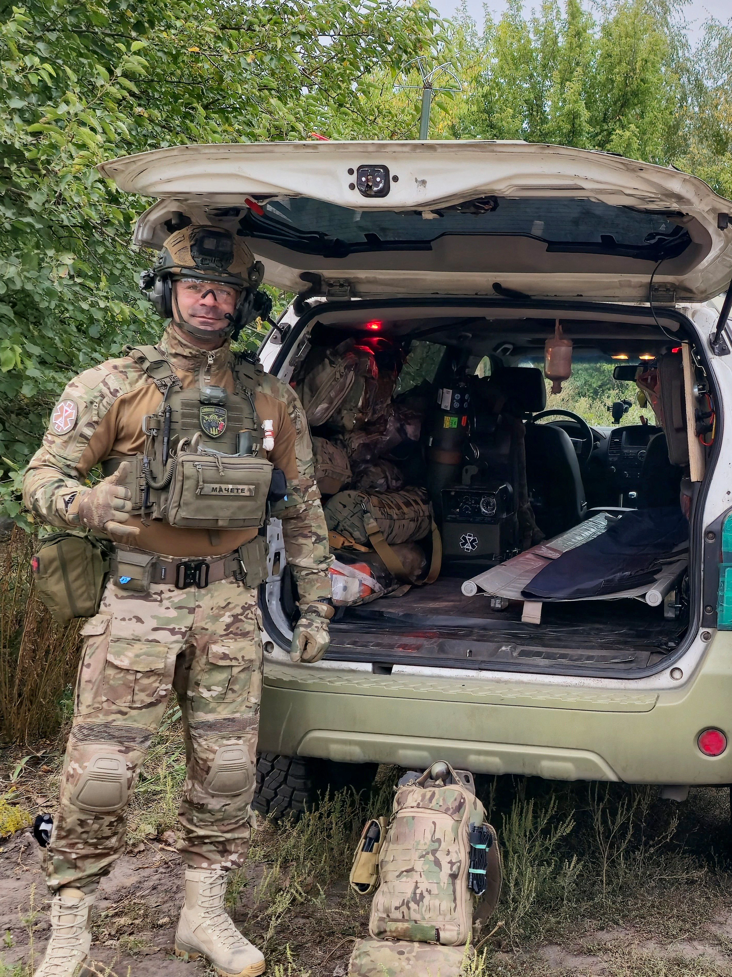 Michael an einem Fronteinsatzwagen – auch in diesem Jahr will er in die Ukraine fahren.