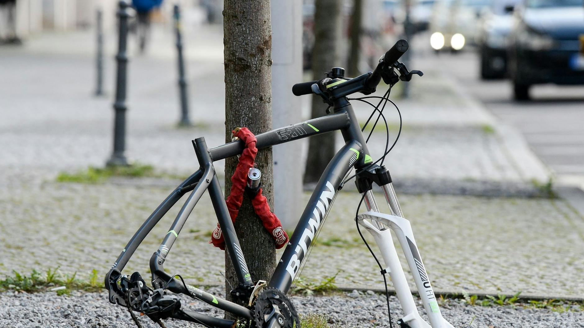 Alltag auf Berlins Bürgersteigen: Von diesem angeketteten Fahrrad ist nicht mehr viel übrig geblieben.