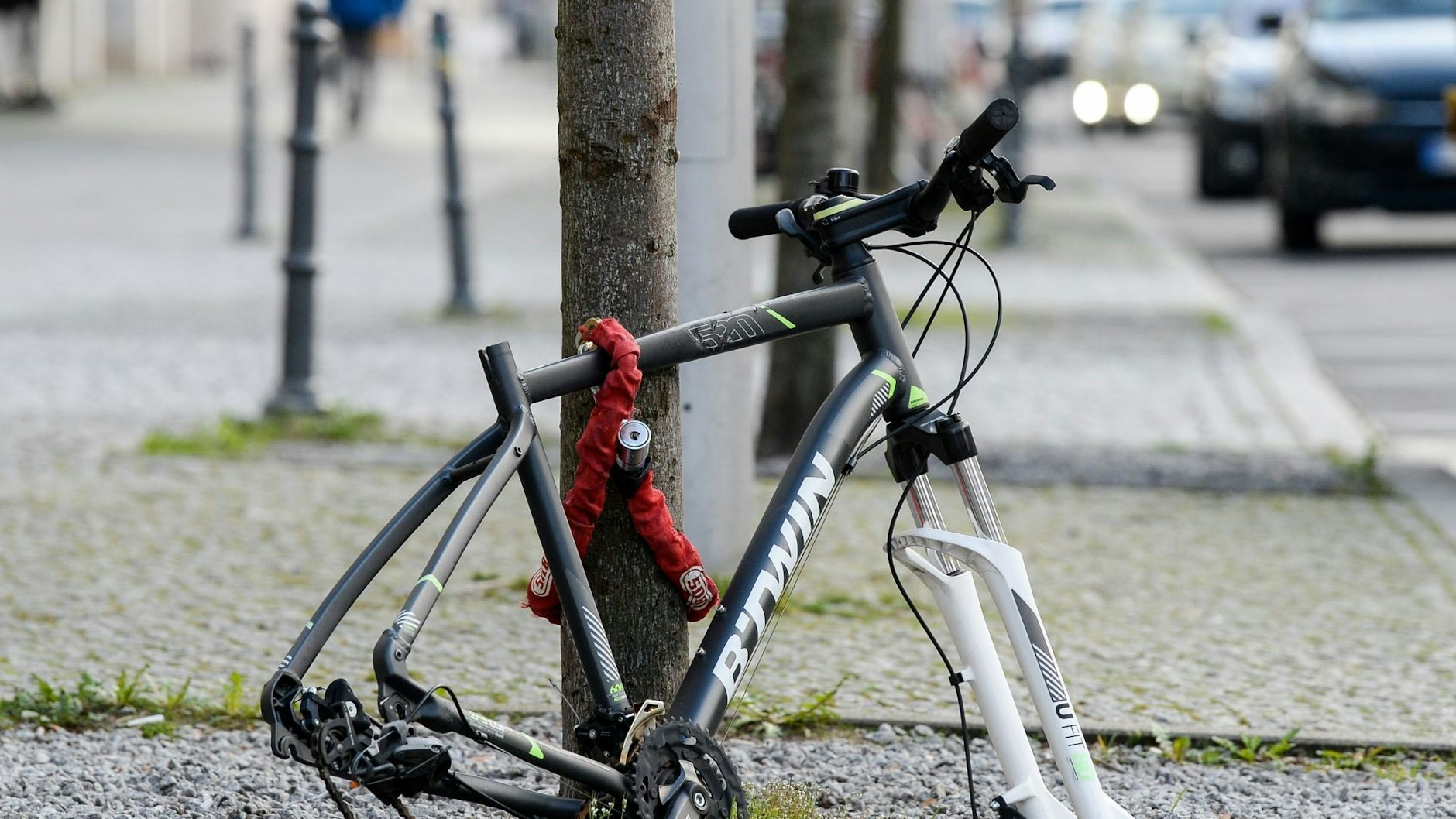 Alltag auf Berlins Bürgersteigen: Von diesem angeketteten Fahrrad ist nicht mehr viel übrig geblieben. 
