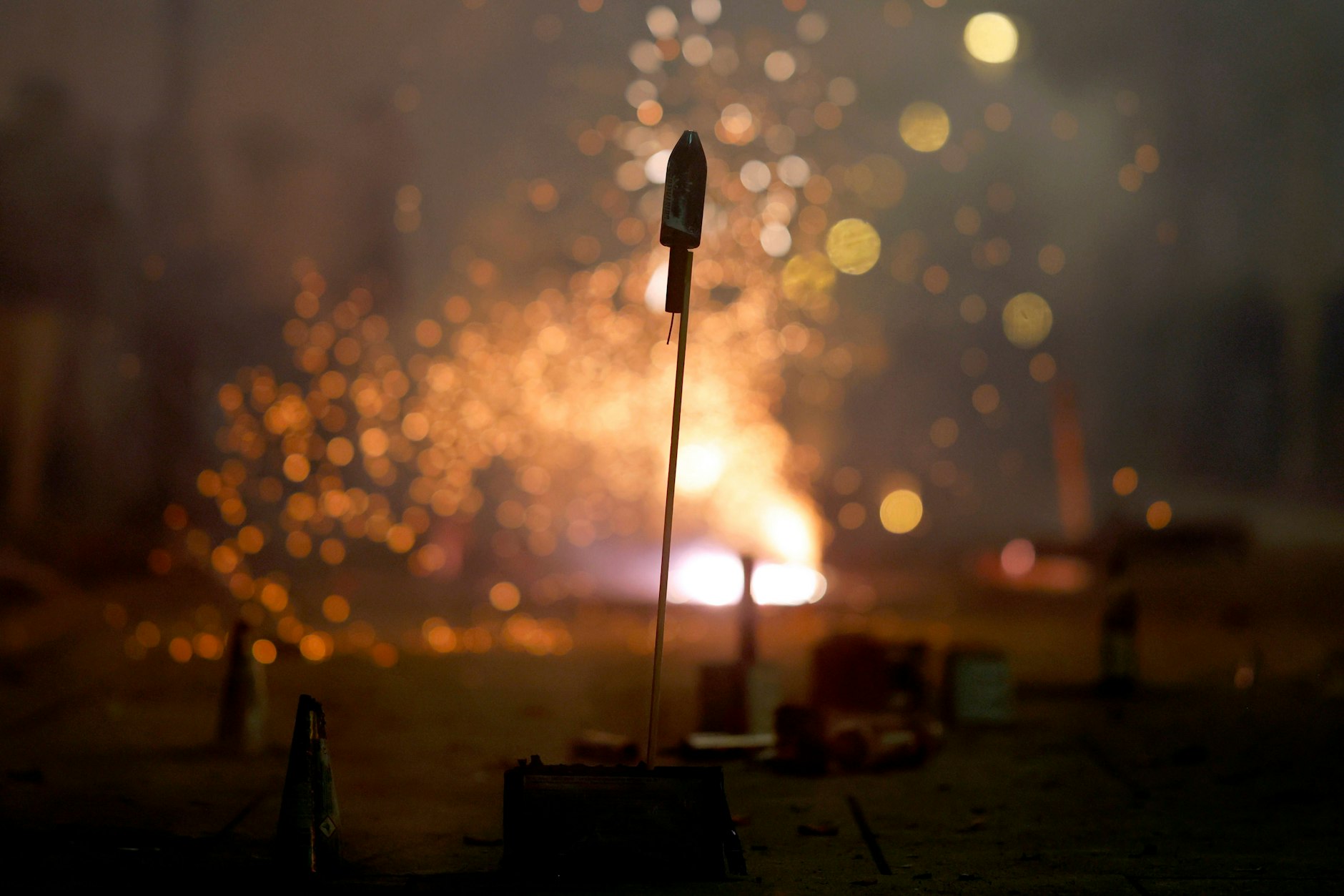 Ein Influencer schoss eine Silvesterrakete durch das Fenster einer Berliner Wohnung.