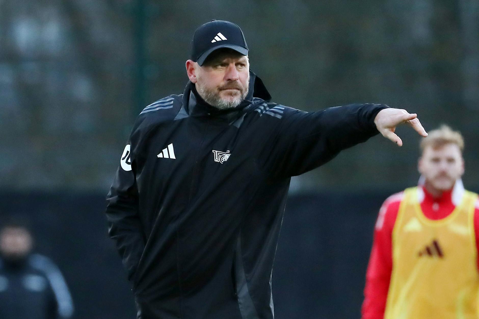 Schaut ganz genau hin, weil ihm wenig Zeit bleibt: Steffen Baumgart, Cheftrainer des 1. FC Union.