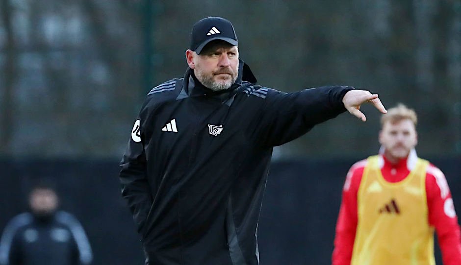 Schaut ganz genau hin, weil ihm wenig Zeit bleibt: Steffen Baumgart, Cheftrainer des 1. FC Union.