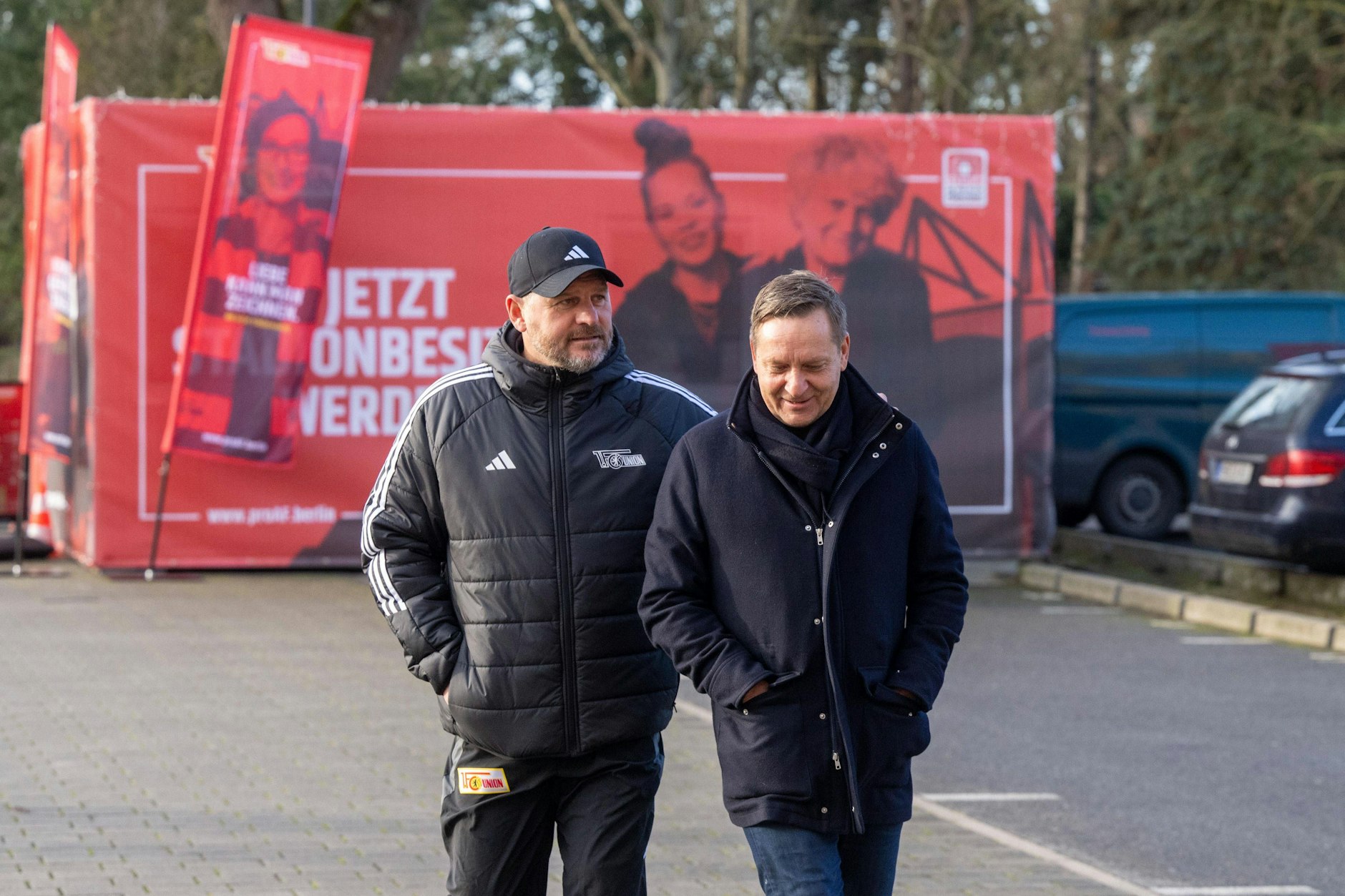 Manager Horst Heldt (55, r.) legt nach der Verpflichtung von Trainer Steffen Baumgart (53) alle geplanten Transfers beim 1. FC Union auf Eis.