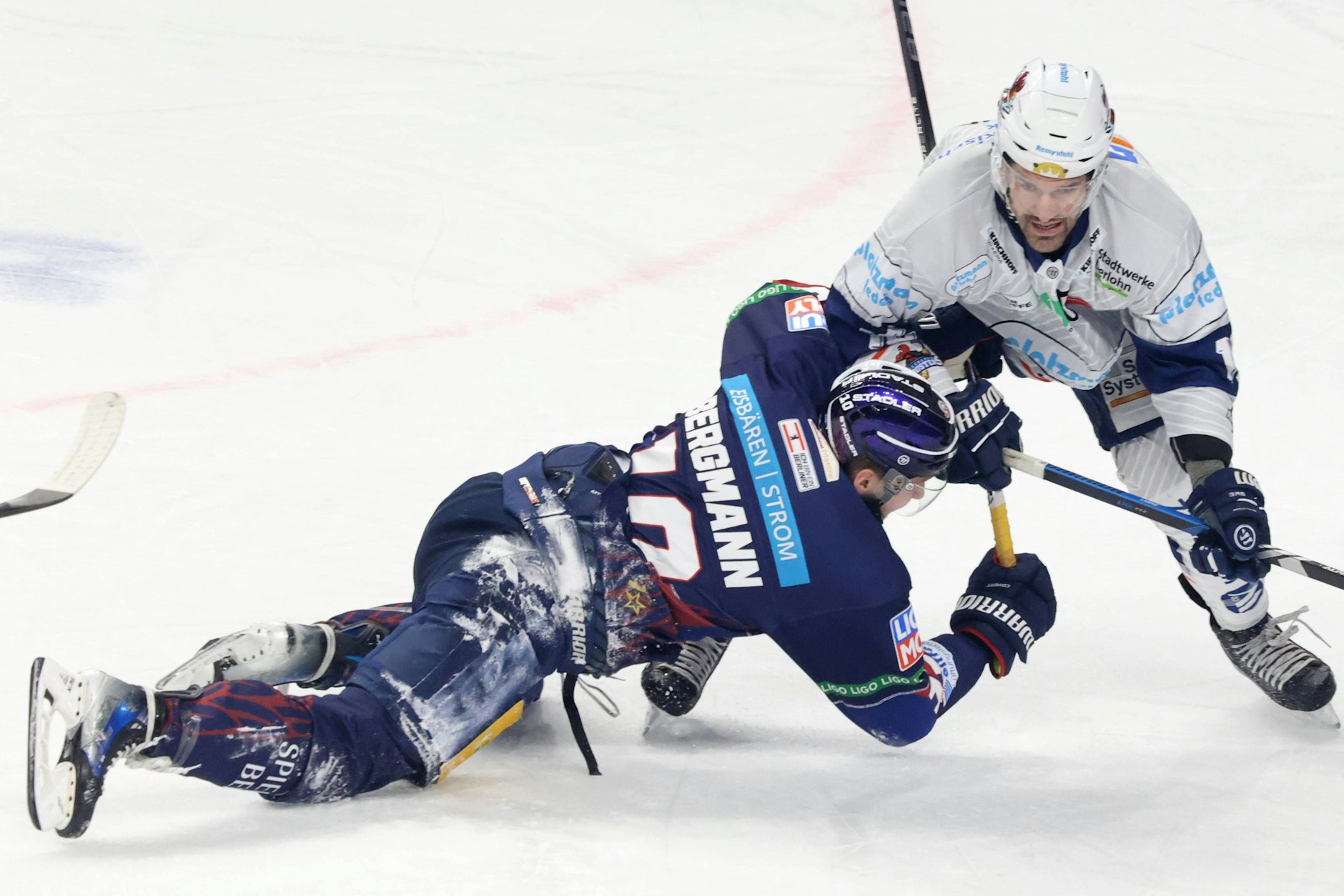 Symbolisch für die aktuellen Eisbären: Lean Bergmann Lean Bergmann kommt gegen Iserlohns Hubert Labrie etwas aus dem Gleichgewicht.
