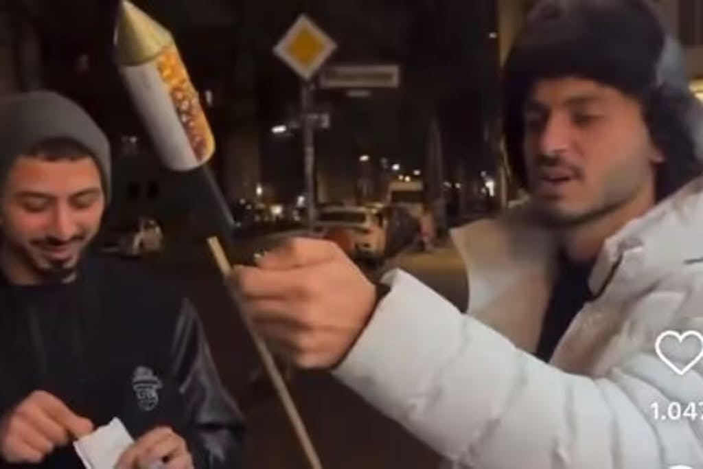 Raketen-Influencer Atallah Younes sitzt immer noch in U-Haft.