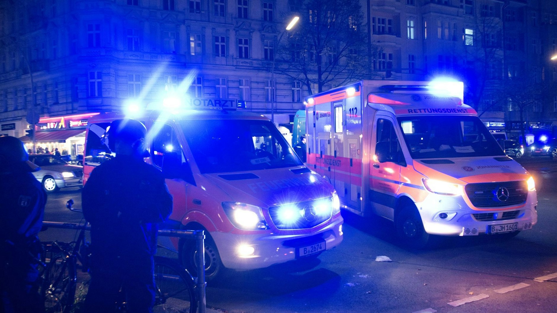 Einsatzkräfte und Einsatzfahrzeuge von Polizei und Feuerwehr stehen in Berlin-Neukölln: