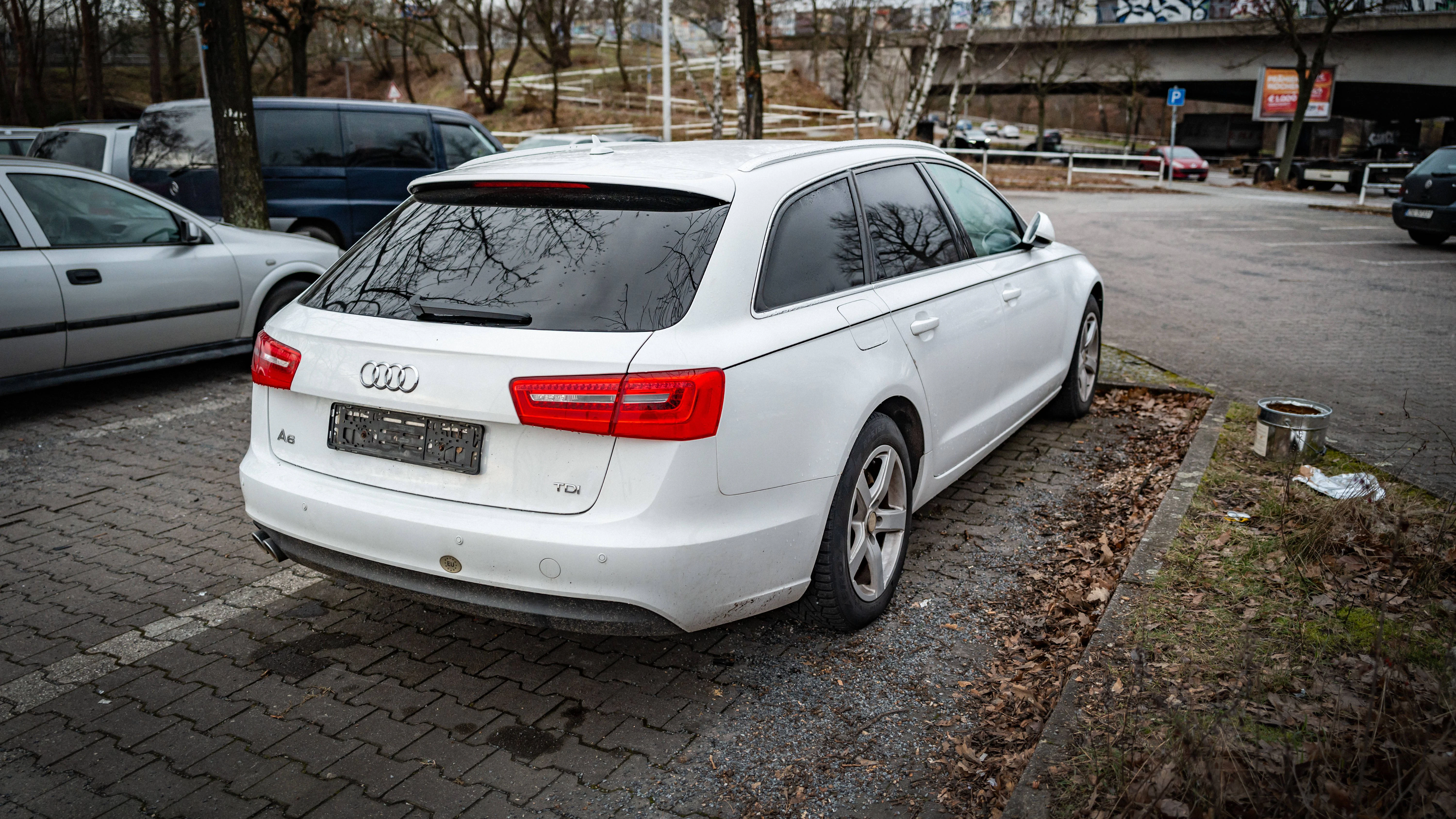 Ohne Nummernschild abgestellt: Diesen Audi A6 fotografierte ein Reporter im Februar 2024 auf einem Parkplatz am Saatwinkler Damm.