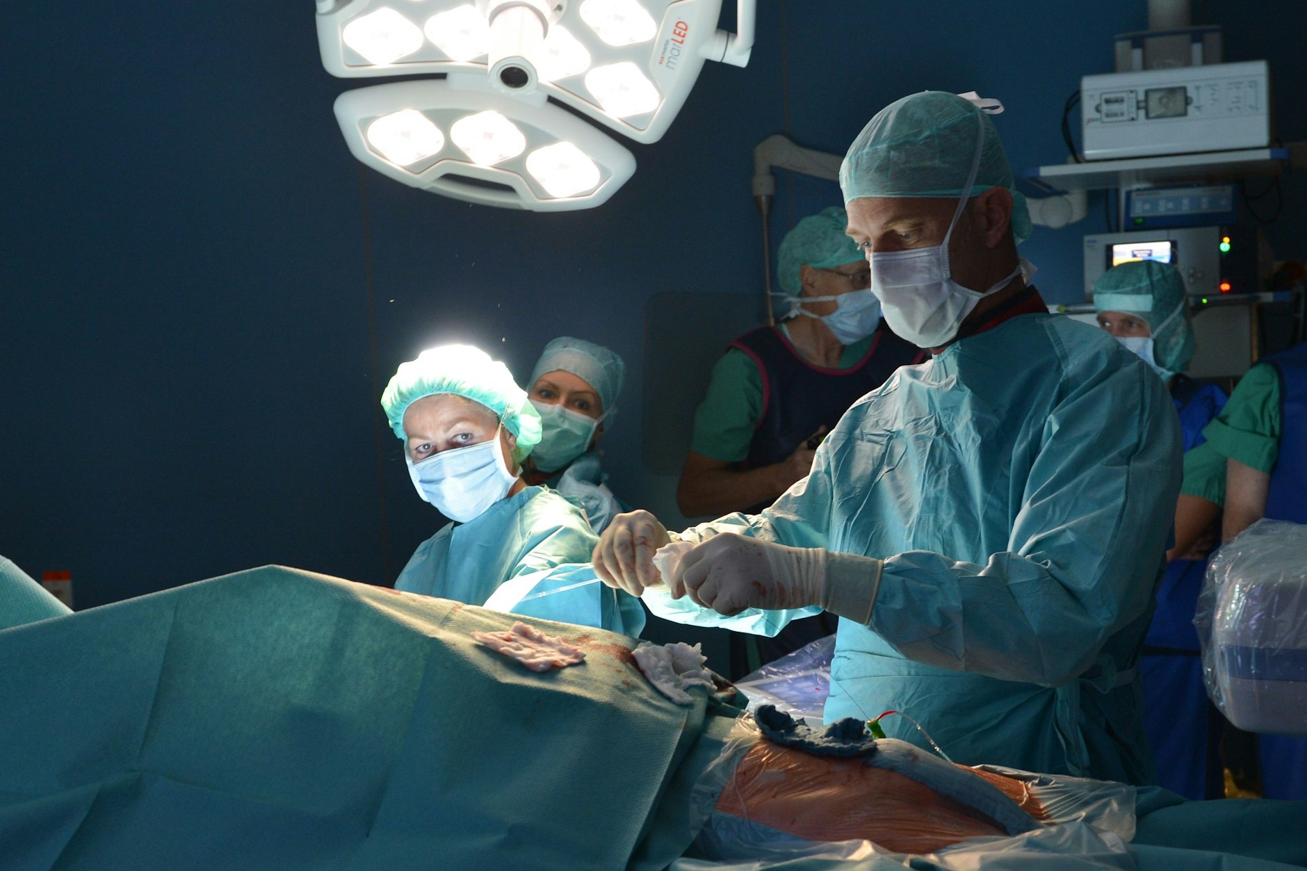 Ein Chirurg infizierte sich bei einer Operation mit Krebszellen des Patienten.