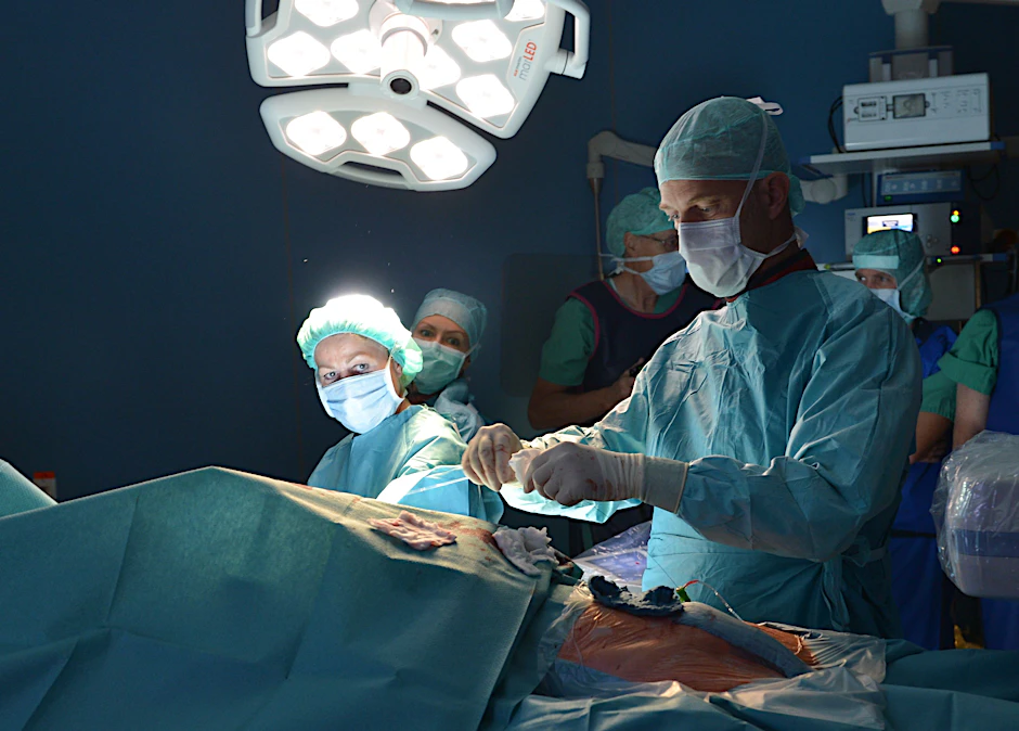 Ein Chirurg infizierte sich bei einer Operation mit Krebszellen des Patienten.