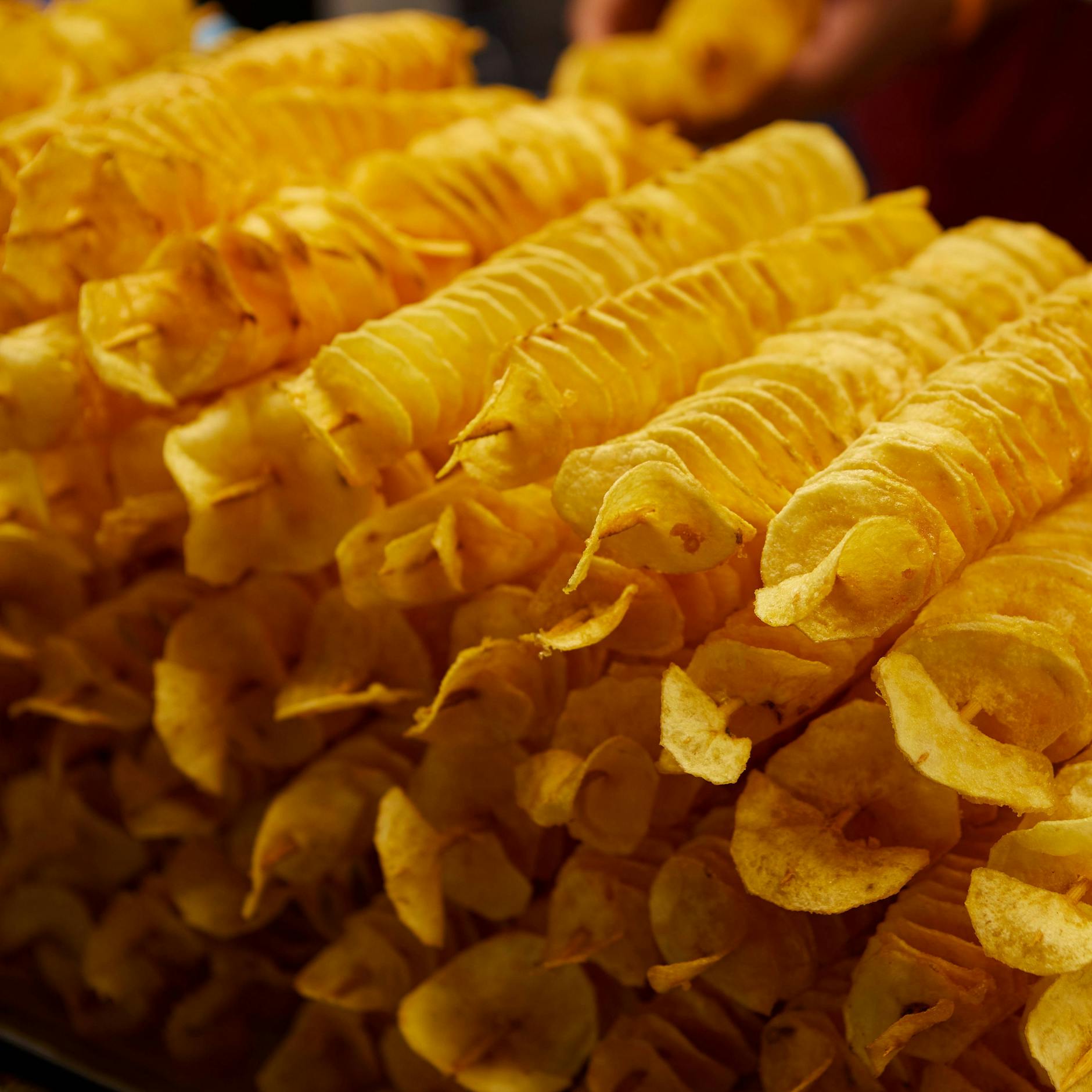 So sehen die auf die Schaschlikspieße geschobenen Kartoffelscheiben aus.