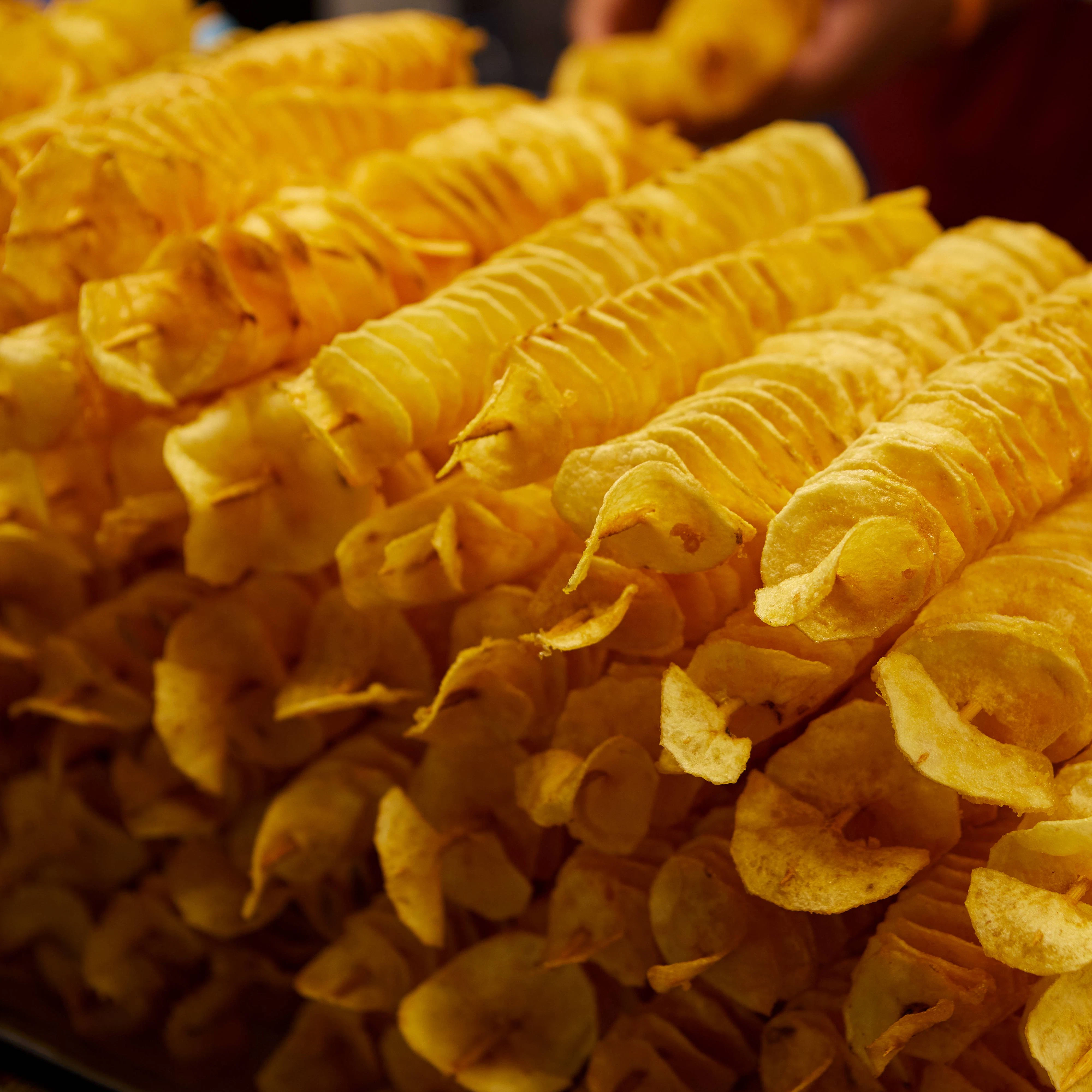 So sehen die auf die Schaschlikspieße geschobenen Kartoffelscheiben aus.