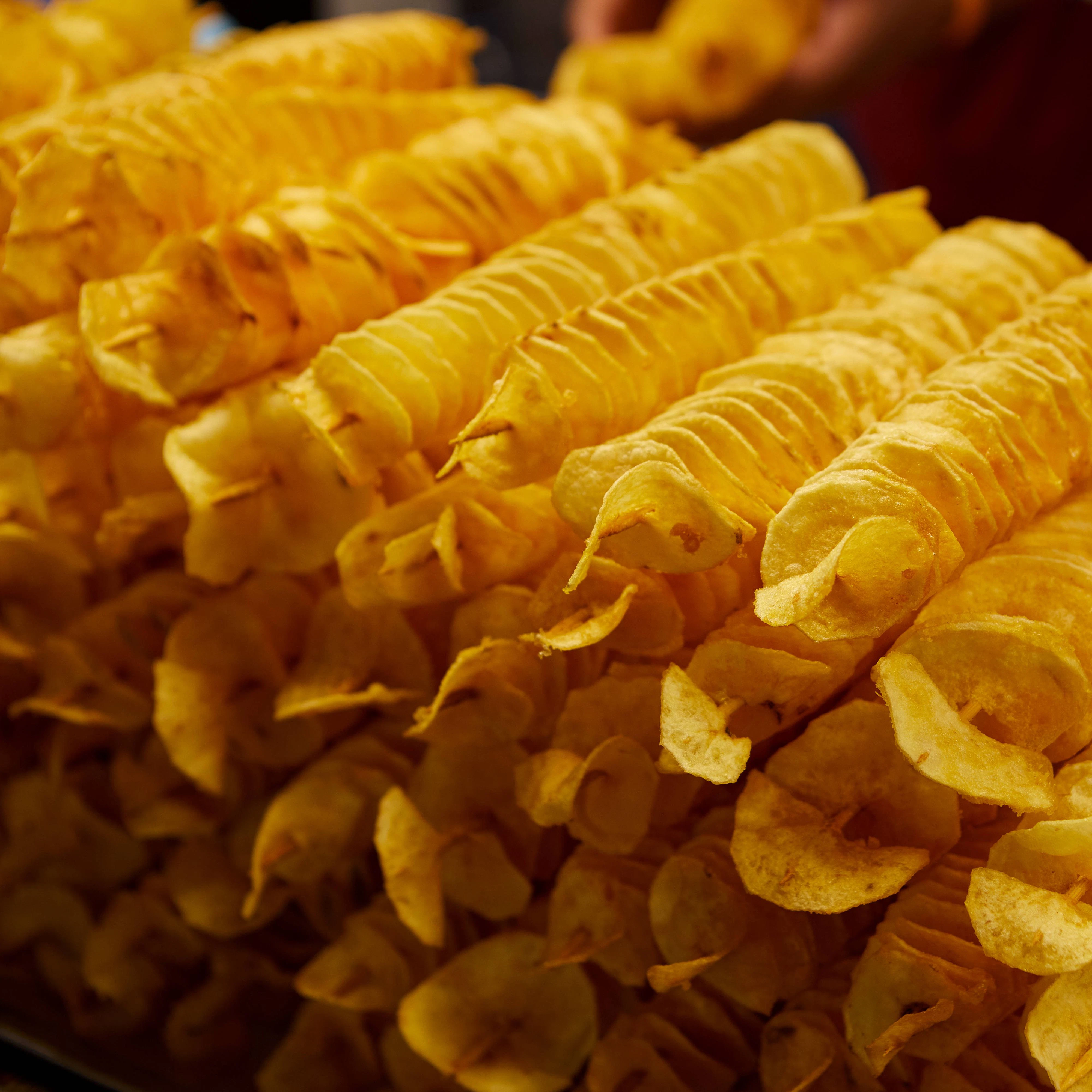 So sehen die auf die Schaschlikspieße geschobenen Kartoffelscheiben aus.