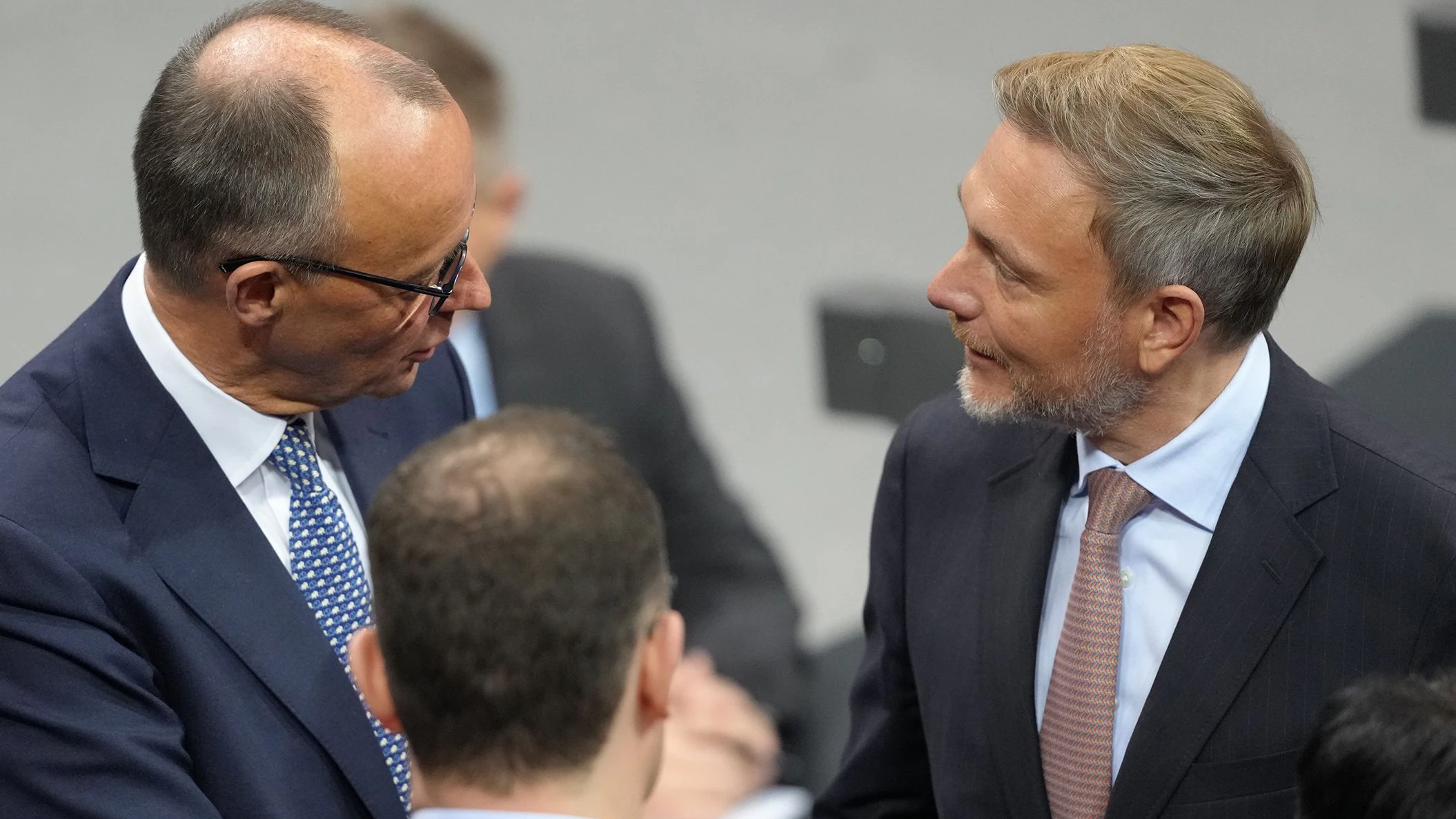 Vom Kapital her würde eine Koalition zwischen  Christian Lindner (Bundesvorsitzender der FDP, re.) und Unionskanzlerkandidat Friedrich Merz (CDU) klappen. Ihre beiden Parteien sammeln die meisten Großspenden ein. 