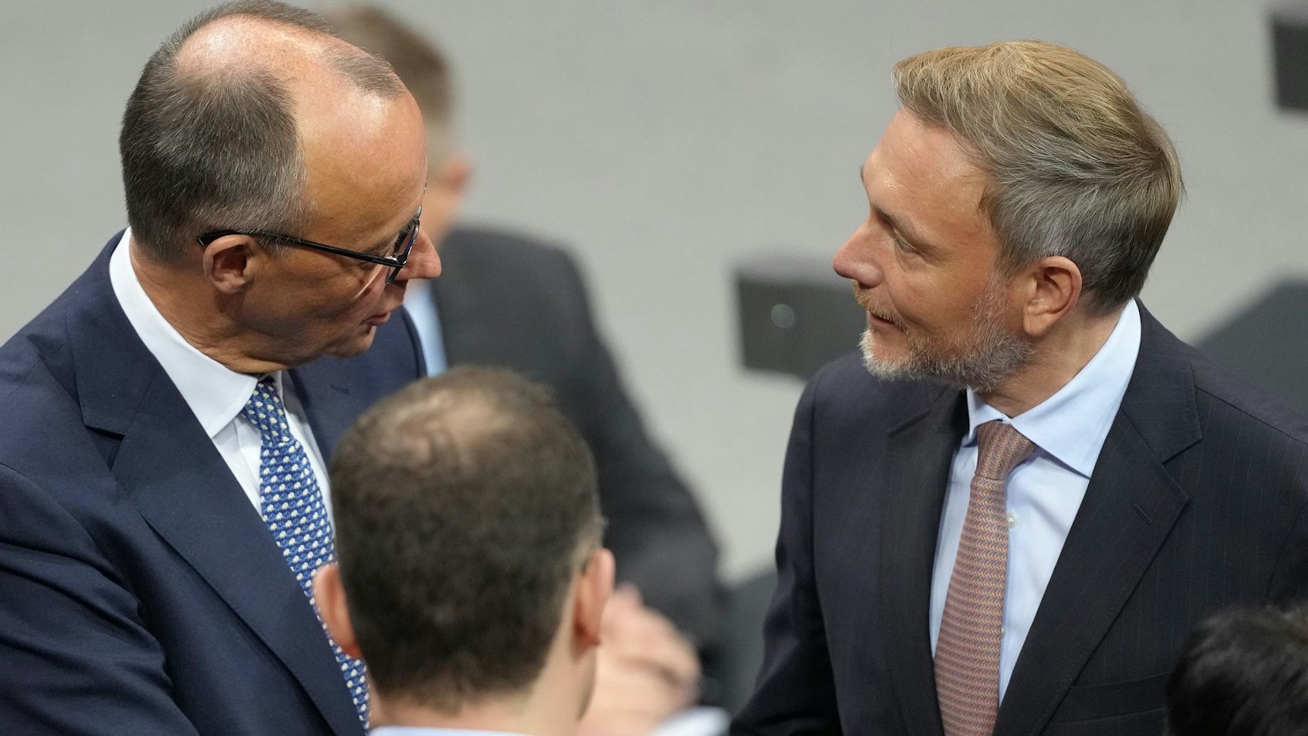 Vom Kapital her würde eine Koalition zwischen  Christian Lindner (Bundesvorsitzender der FDP, re.) und Unionskanzlerkandidat Friedrich Merz (CDU) klappen. Ihre beiden Parteien sammeln die meisten Großspenden ein. 