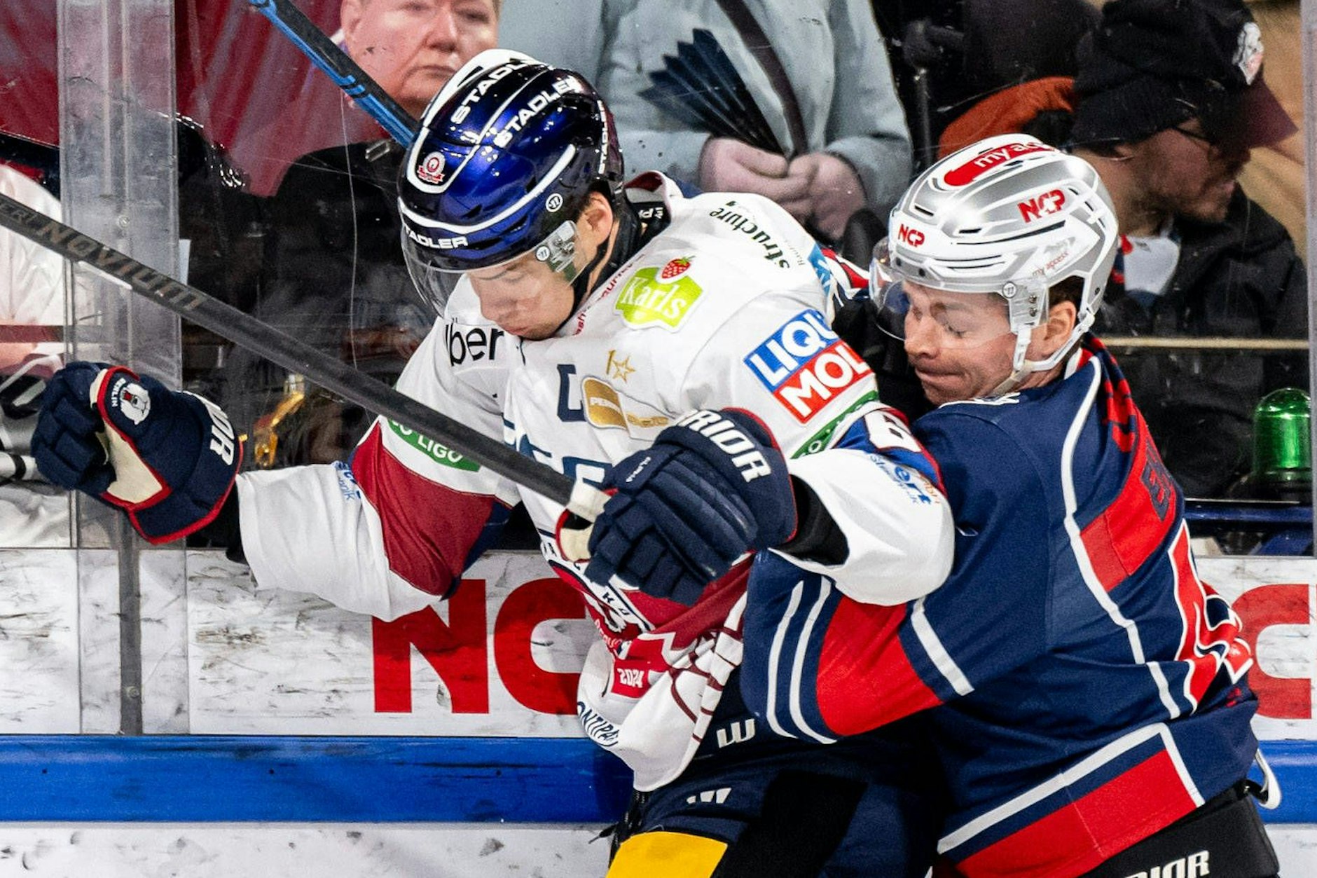 Die Eisbären arbeiten wie hier Kapitän Kai Wissmann (l.) gegen Josef Eham in Nürnberg fast alles weg
