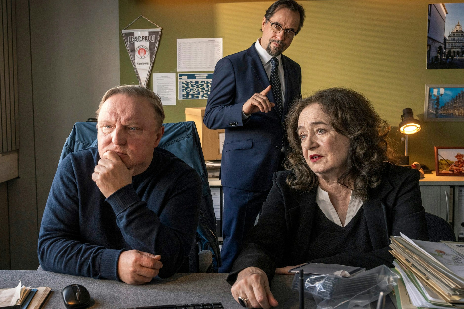 Staatsanwältin Wilhelmine Klemm (Mechthild Großmann, r.) und Hauptkommissar Frank Thiel (Axel Prahl, l.) können ihren Augen kaum trauen: Was Prof. Dr. Boerne (Jan Josef Liefers, M) ihnen mit seinem Inselwissen auf dem Präsidium stolz präsentiert, wirft ein völlig neues Licht auf die Ermittlungen.