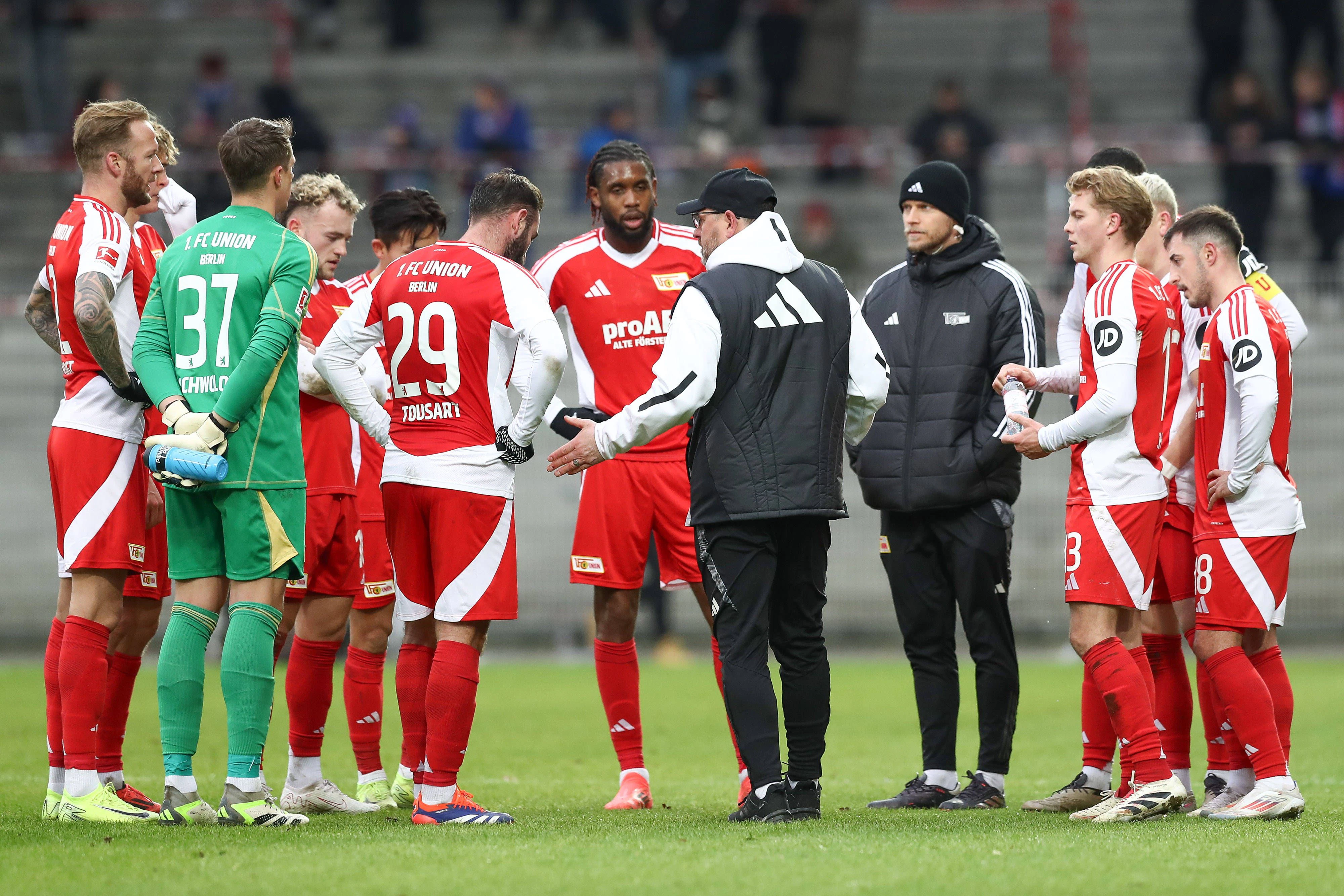 Unions neuer Cheftrainer Steffen Baumgart hatte auch während der kurzen Pausen immer wieder Anweisungen für seine Spieler.