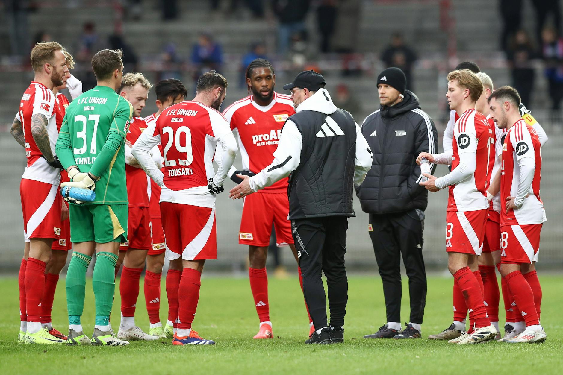 Unions neuer Cheftrainer Steffen Baumgart hatte auch während der kurzen Pausen immer wieder Anweisungen für seine Spieler.