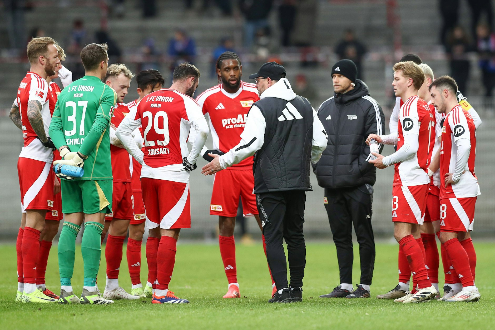 Unions neuer Cheftrainer Steffen Baumgart hatte auch während der kurzen Pausen immer wieder Anweisungen für seine Spieler.