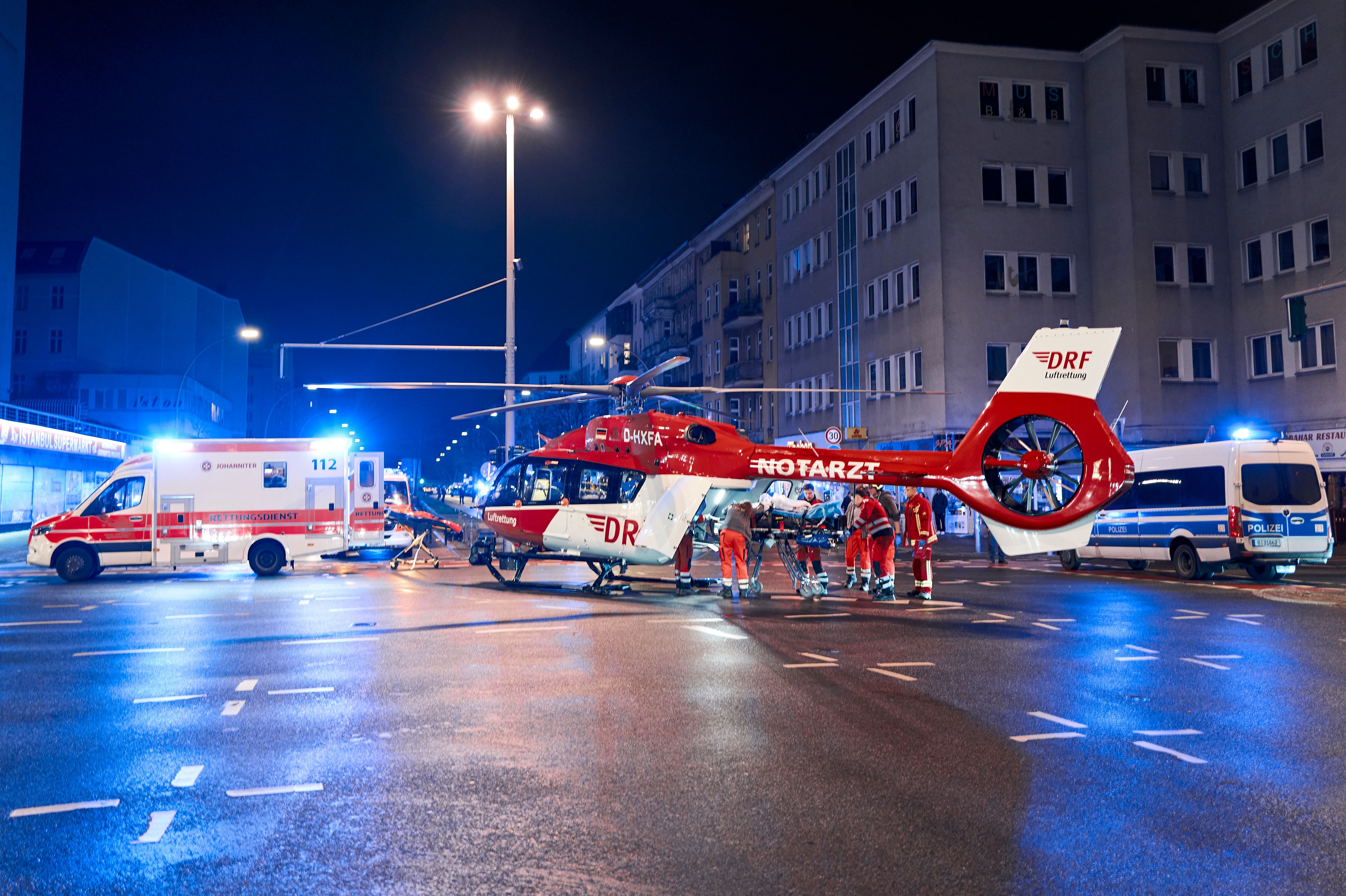 Einsatz in Schöneberg: Mann zündet sich an und attackiert Polizisten!