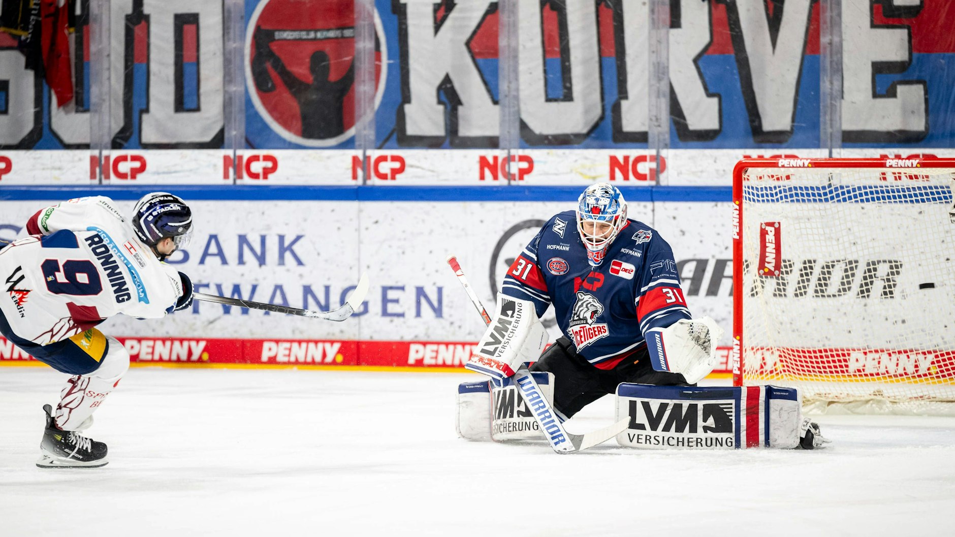 Ty Ronning bringt die Eisbären&nbsp; mit einem eiskalt verwandelten Penalty in Nürnberg auf die Siegerstraße.