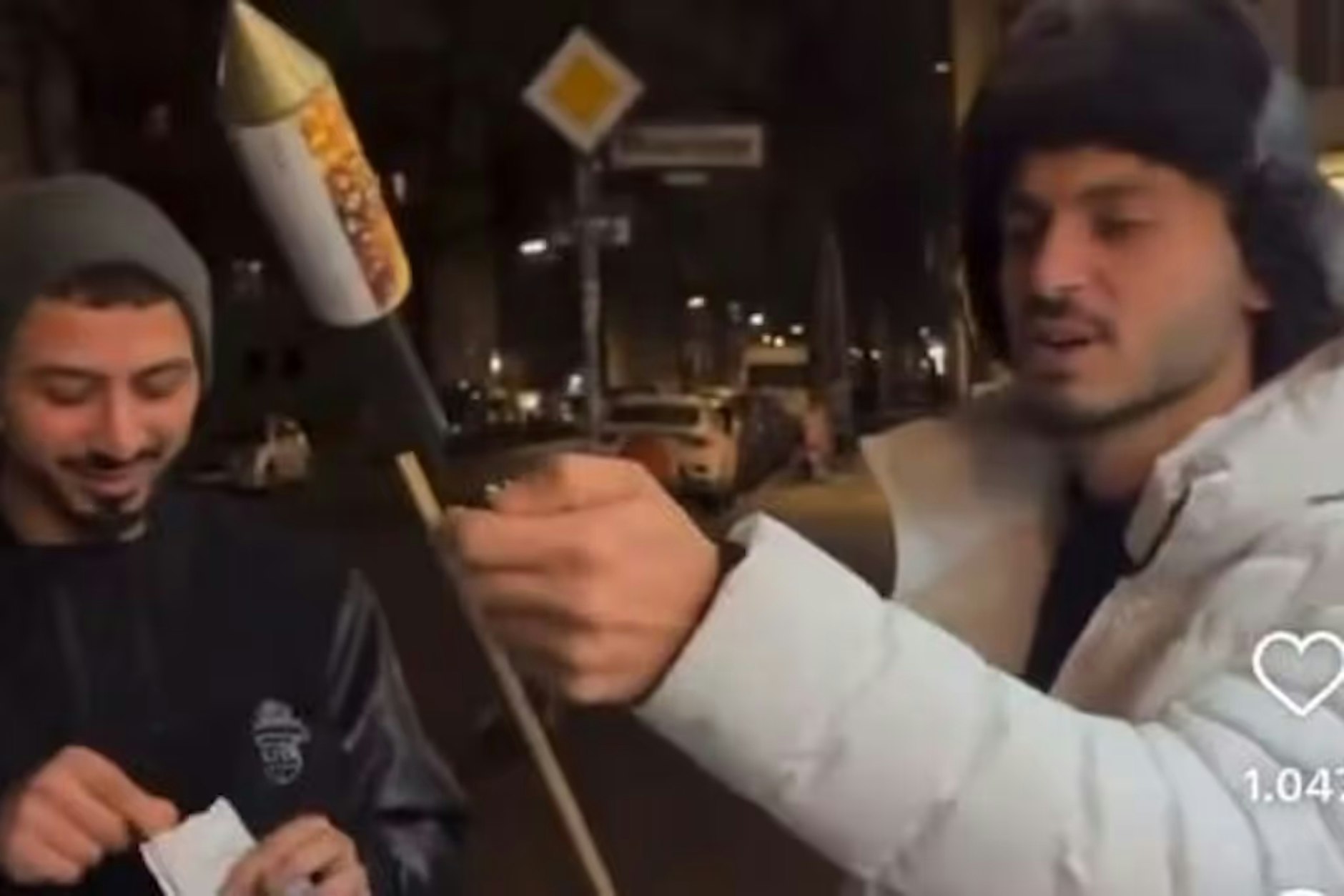 Der Moment, in dem der Böller-Chaot die Rakete anzündet.