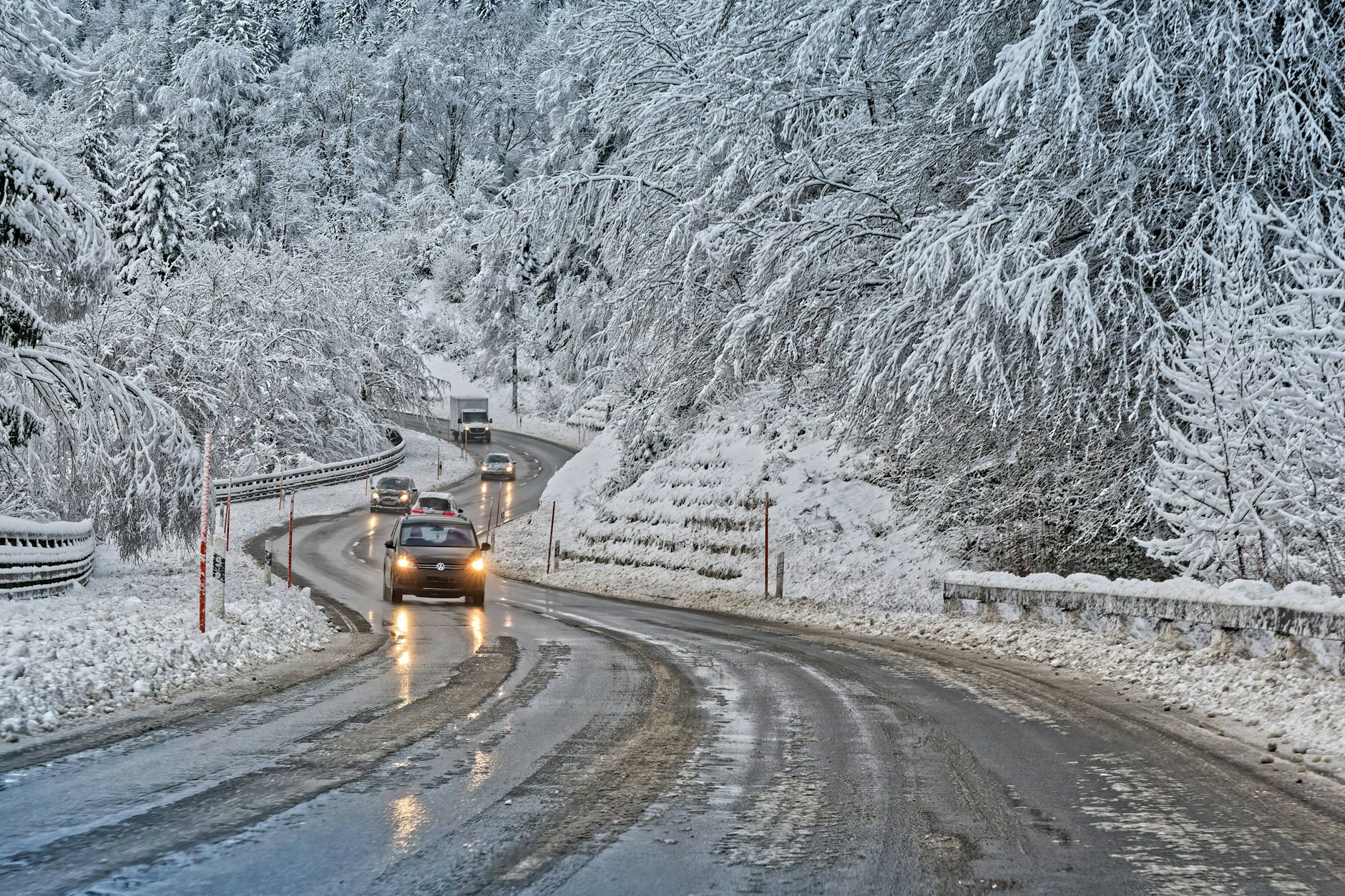 Achtung, Glatteis! Das gefährliche Wetter für Autofahrer zieht von Süden und Westen Richtung Nordosten.